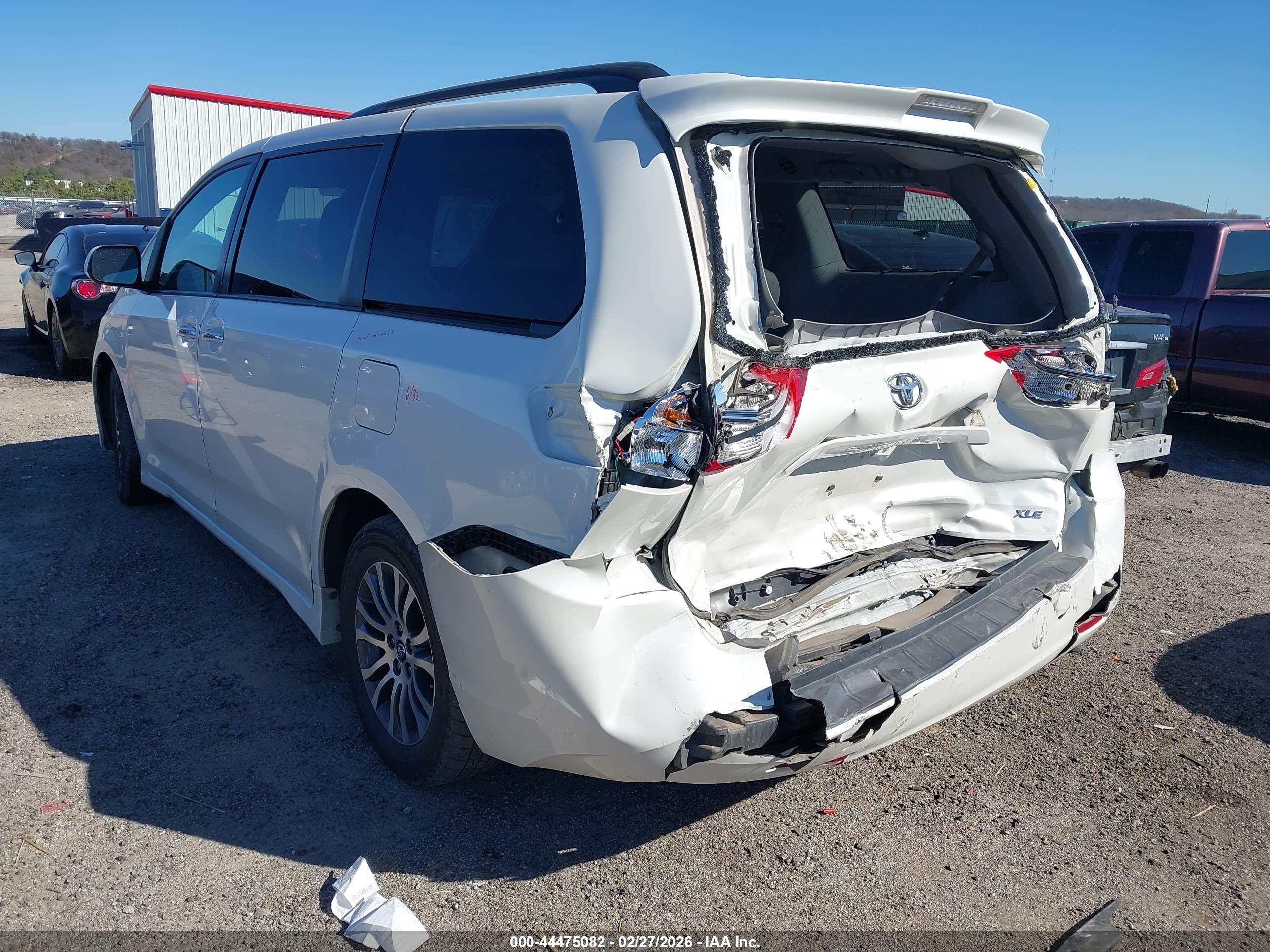 TOYOTA SIENNA image 3