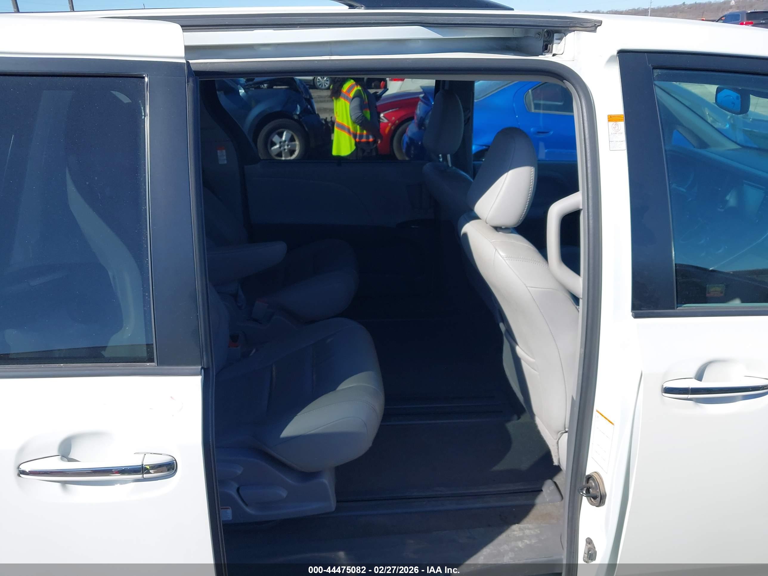 TOYOTA SIENNA image 8