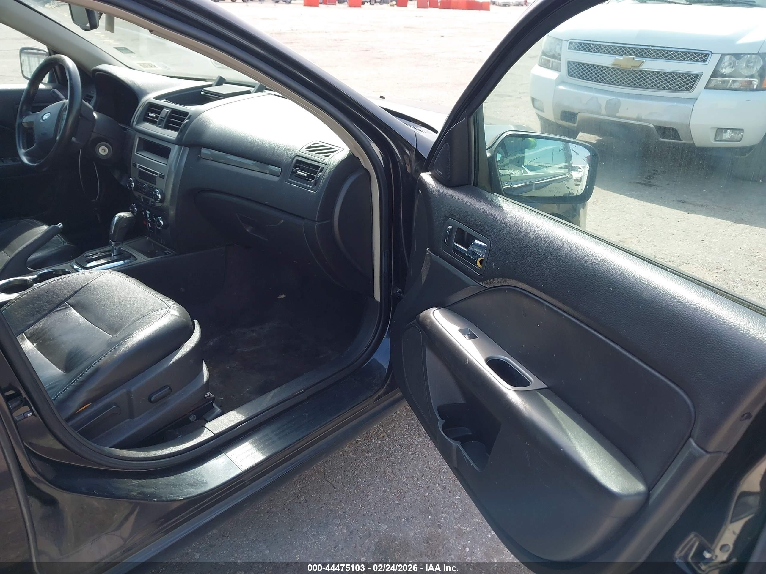 FORD FUSION image 5