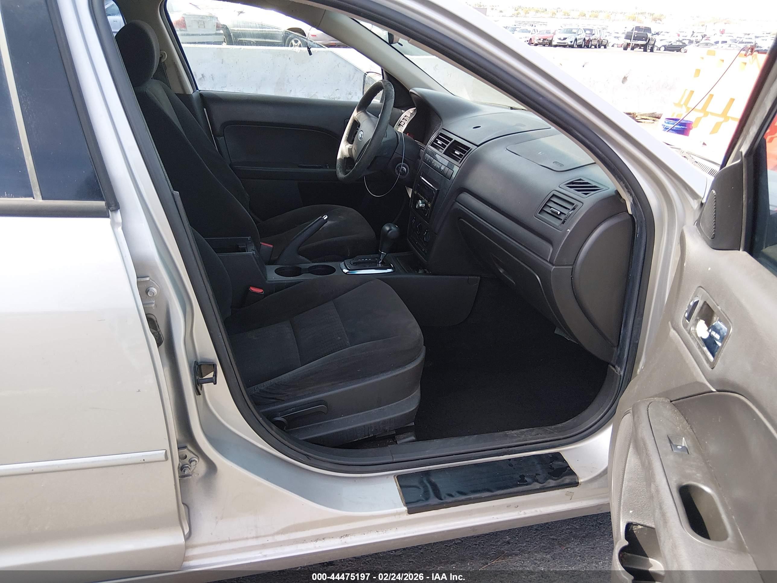 FORD FUSION image 5