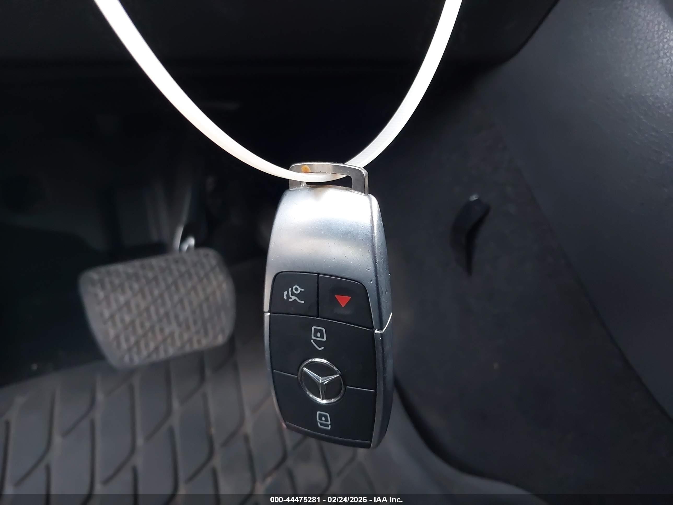 MERCEDES-BENZ GLB image 11