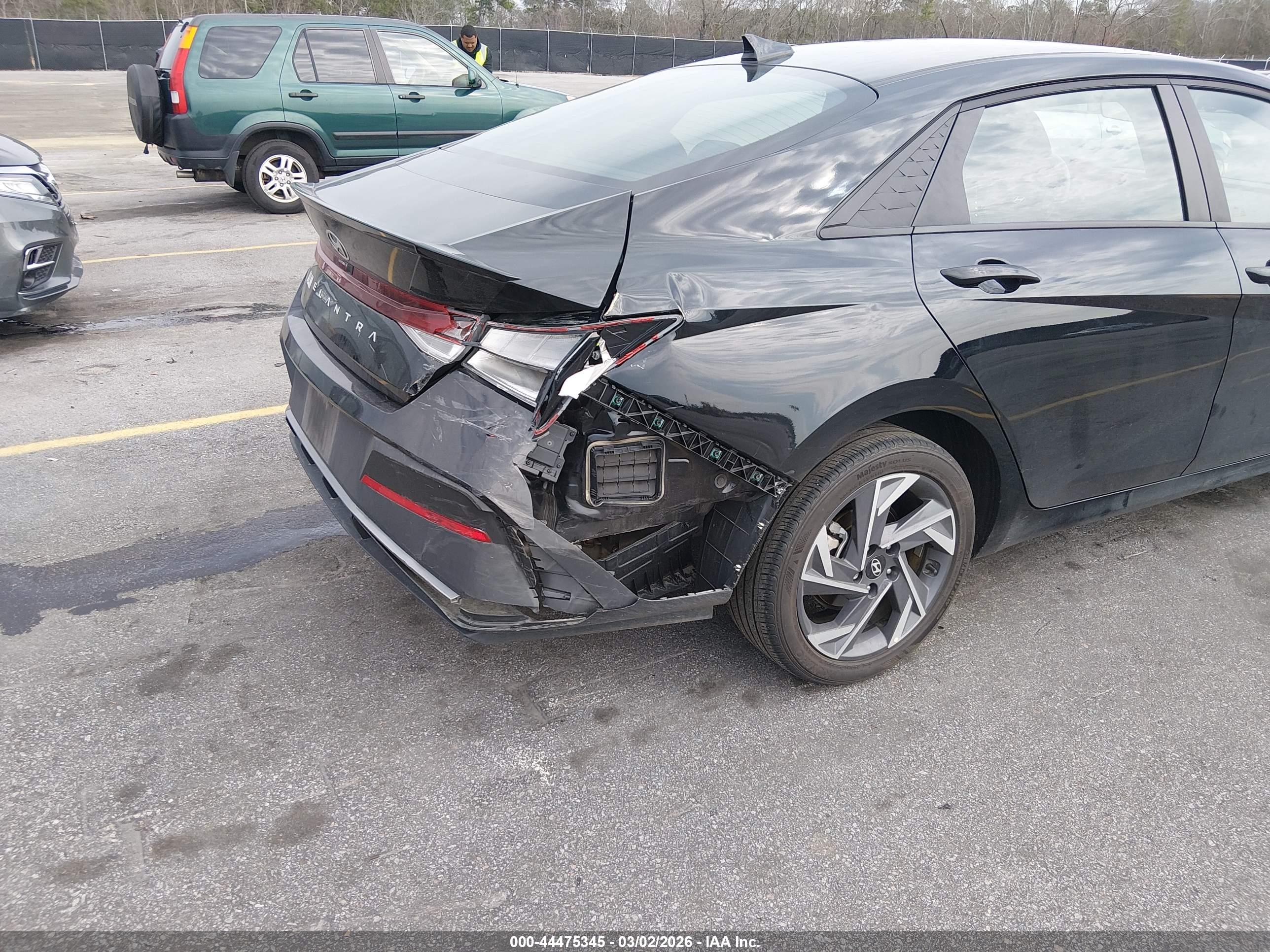 HYUNDAI ELANTRA image 6