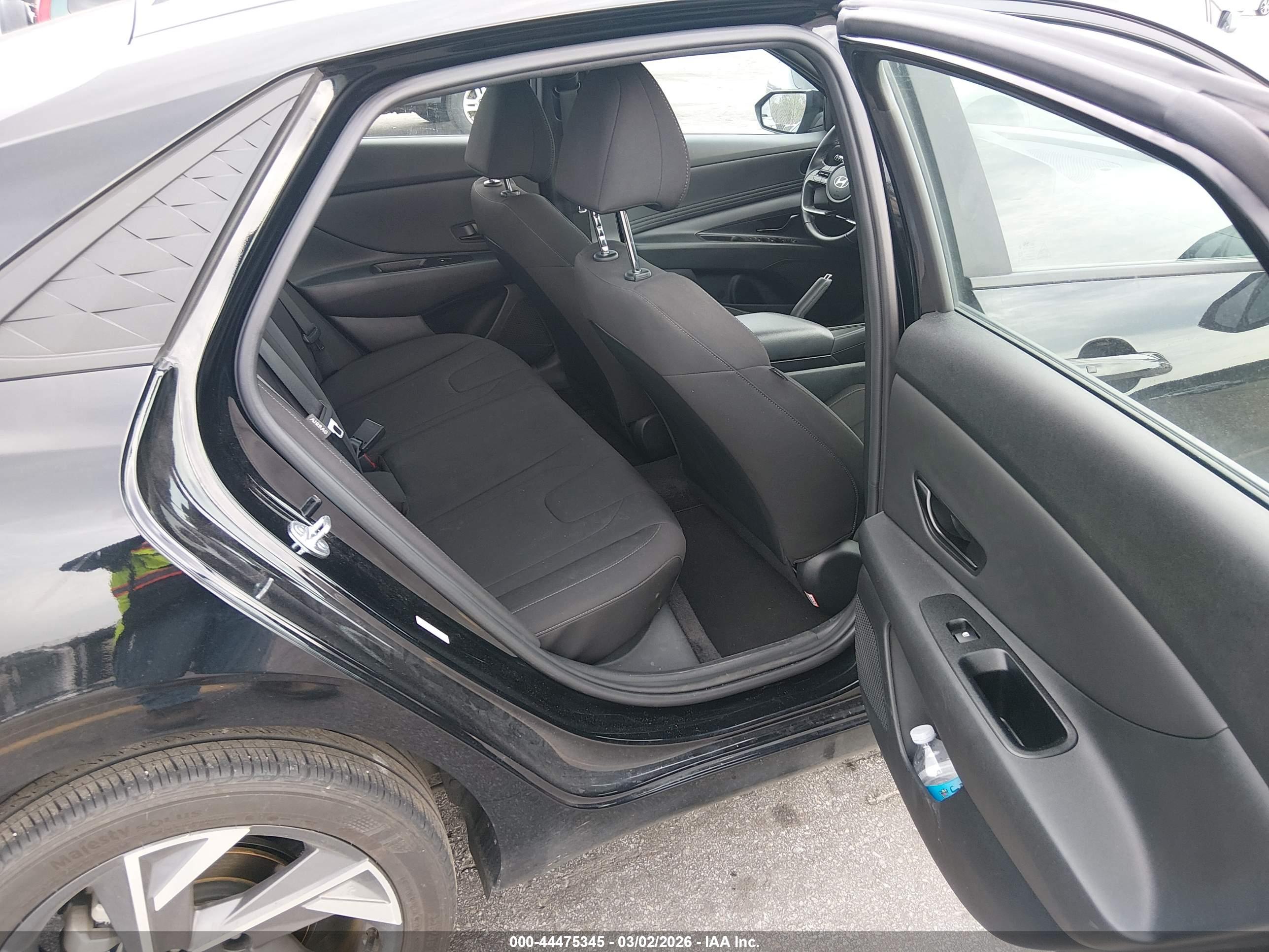 HYUNDAI ELANTRA image 8