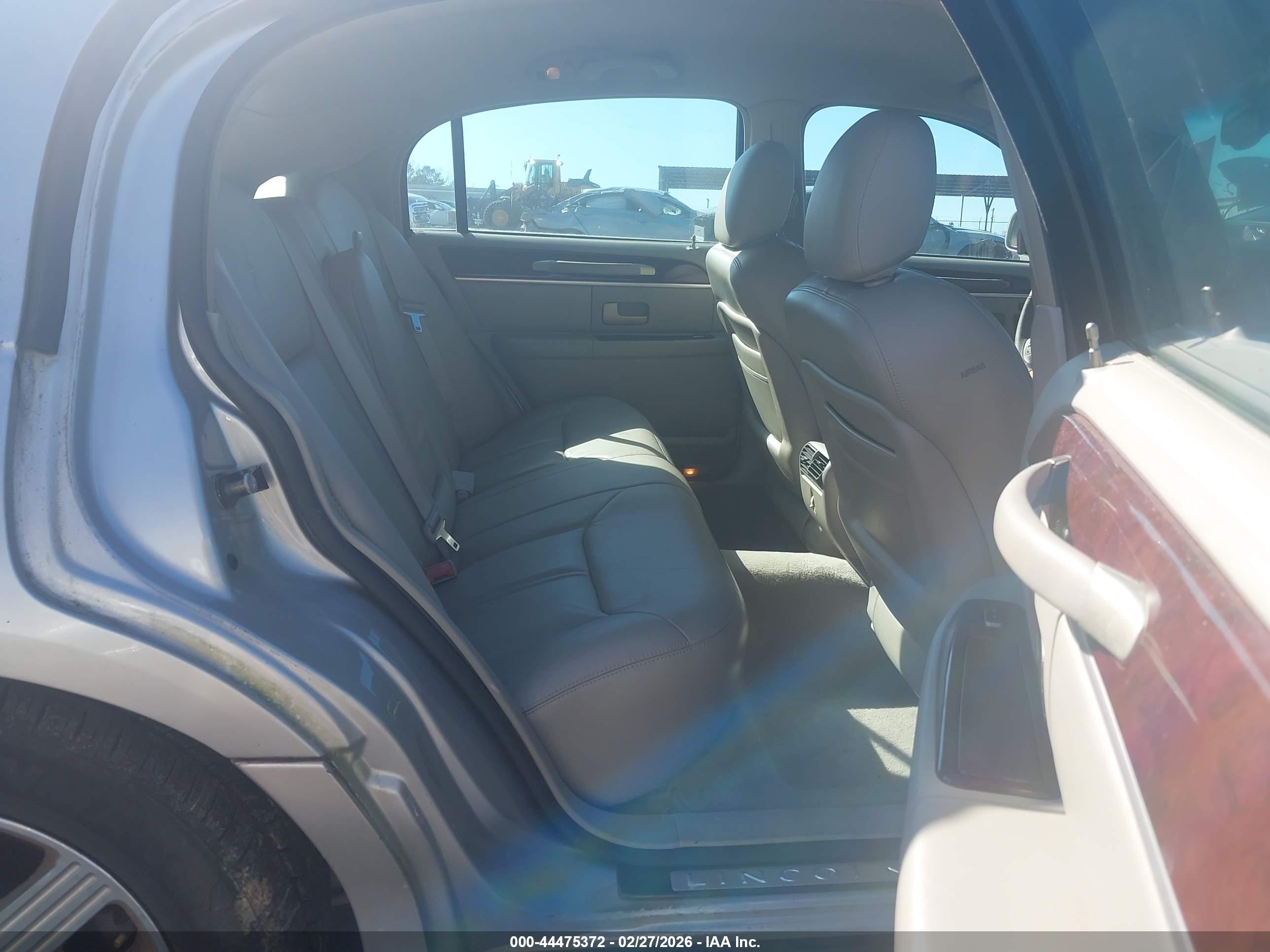 LINCOLN TOWN image 8