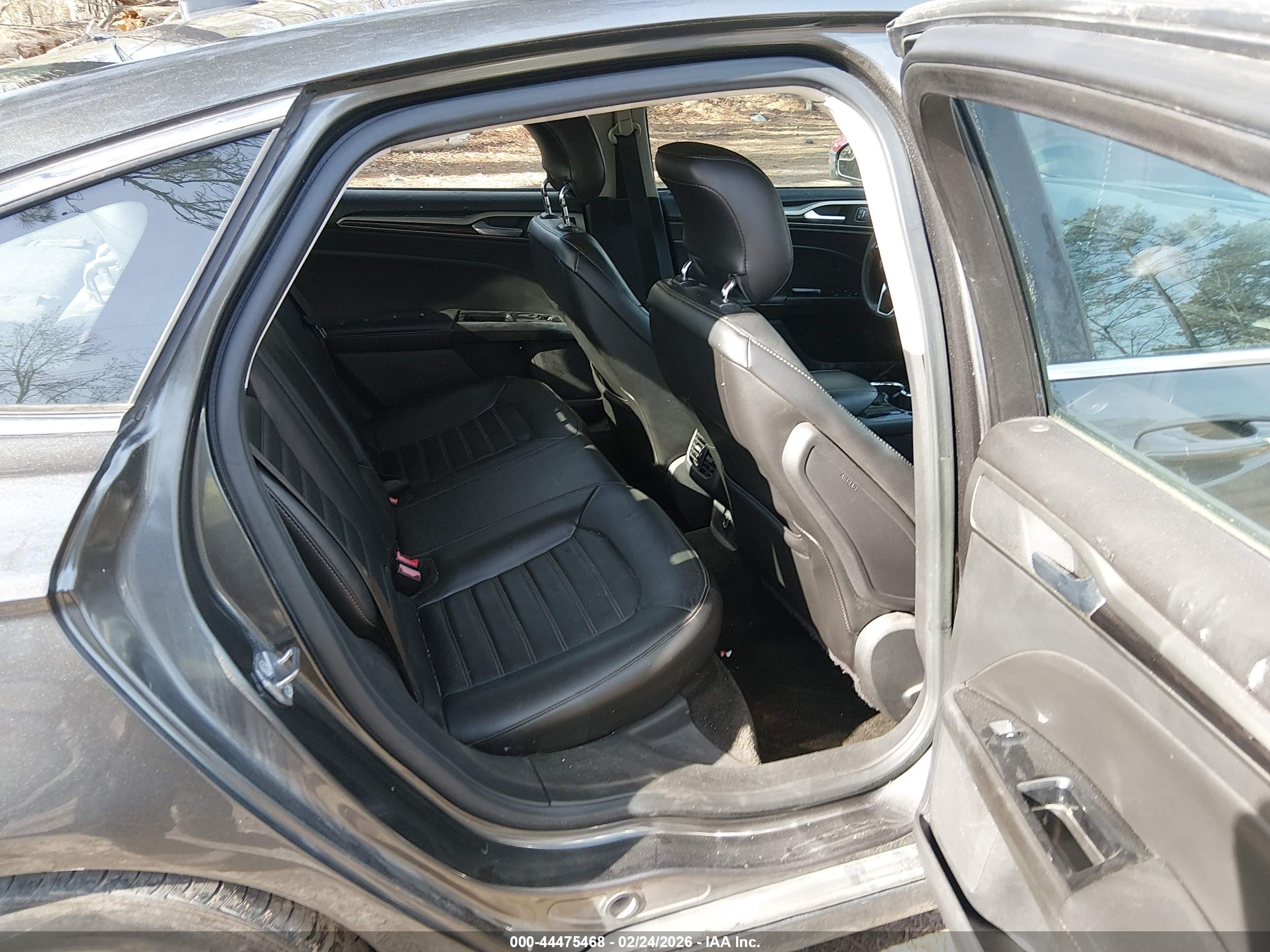 FORD FUSION image 8