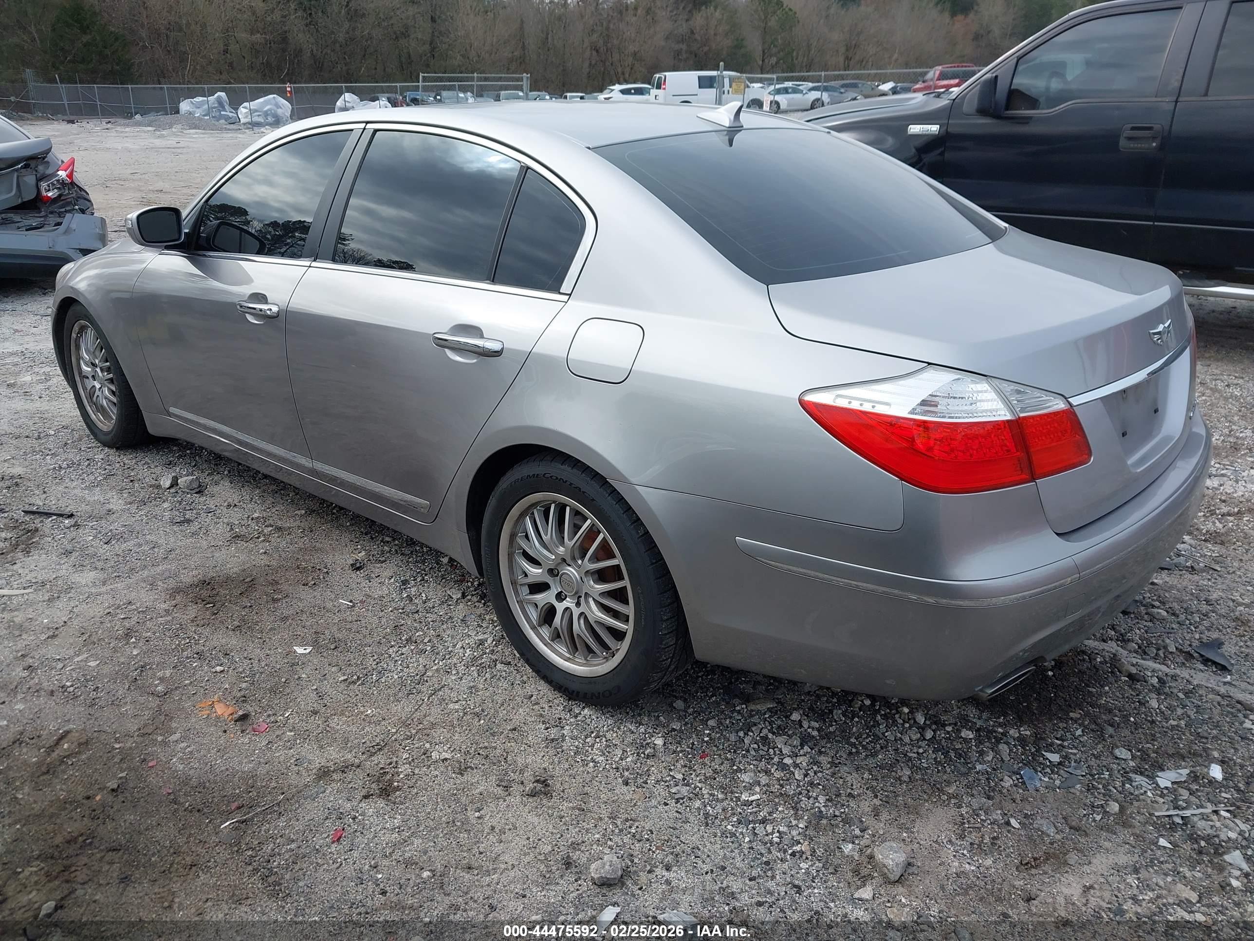 HYUNDAI GENESIS image 3