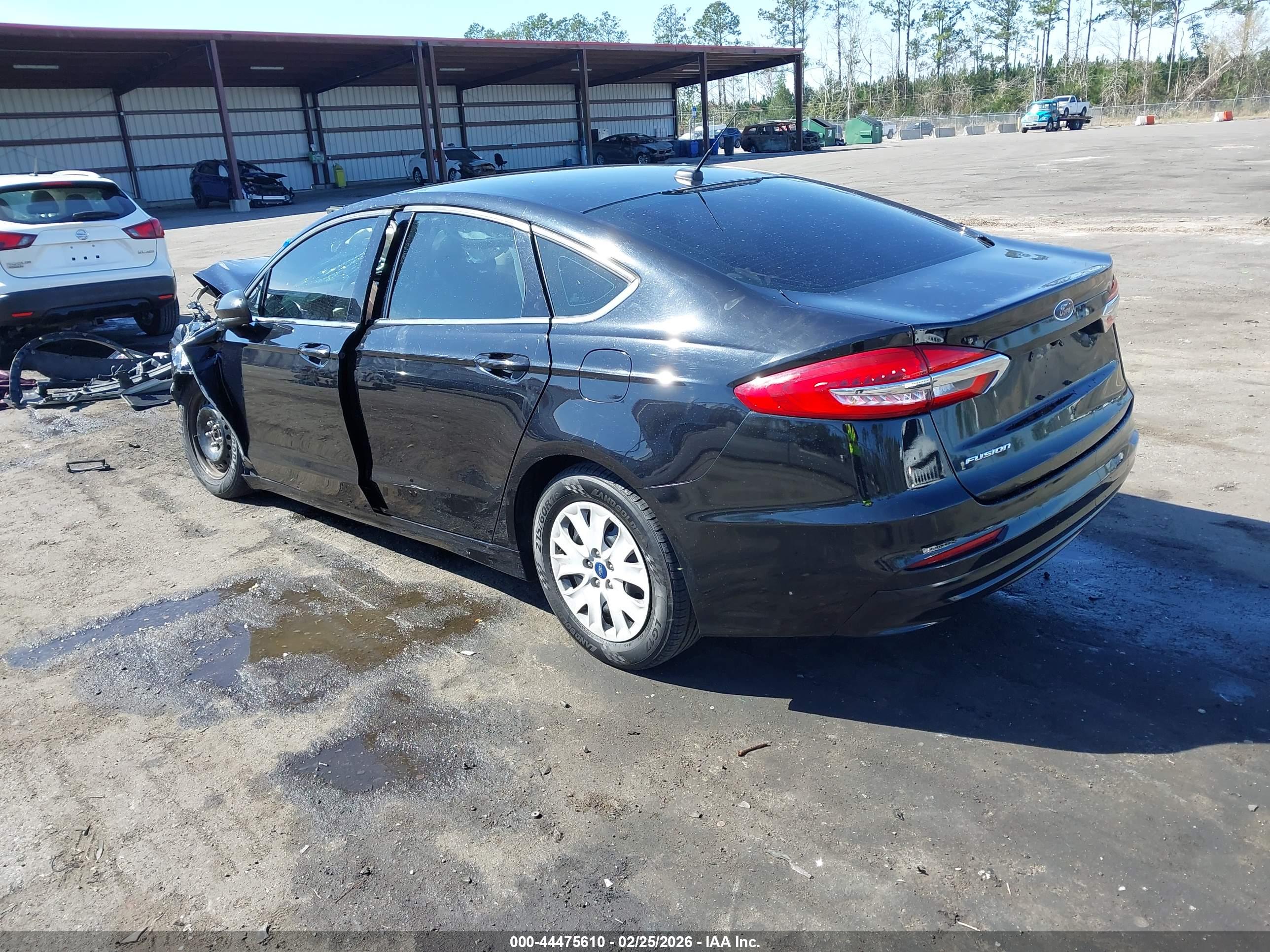 FORD FUSION image 3