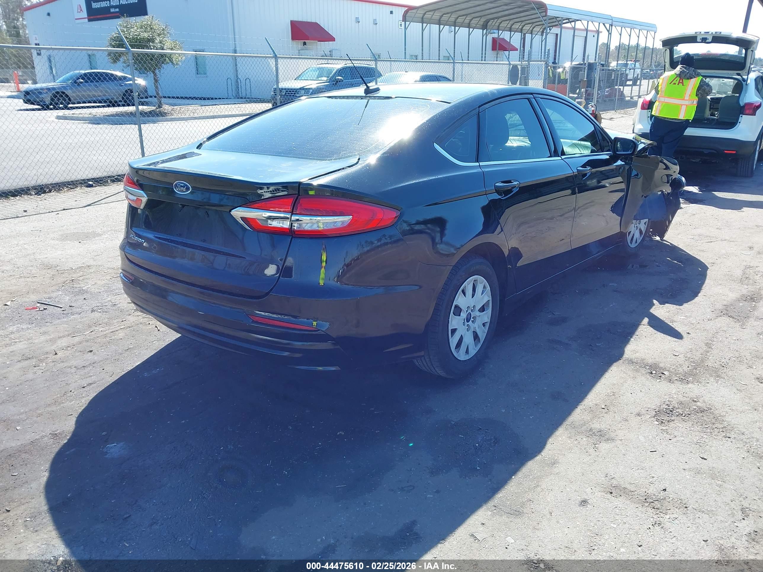 FORD FUSION image 4