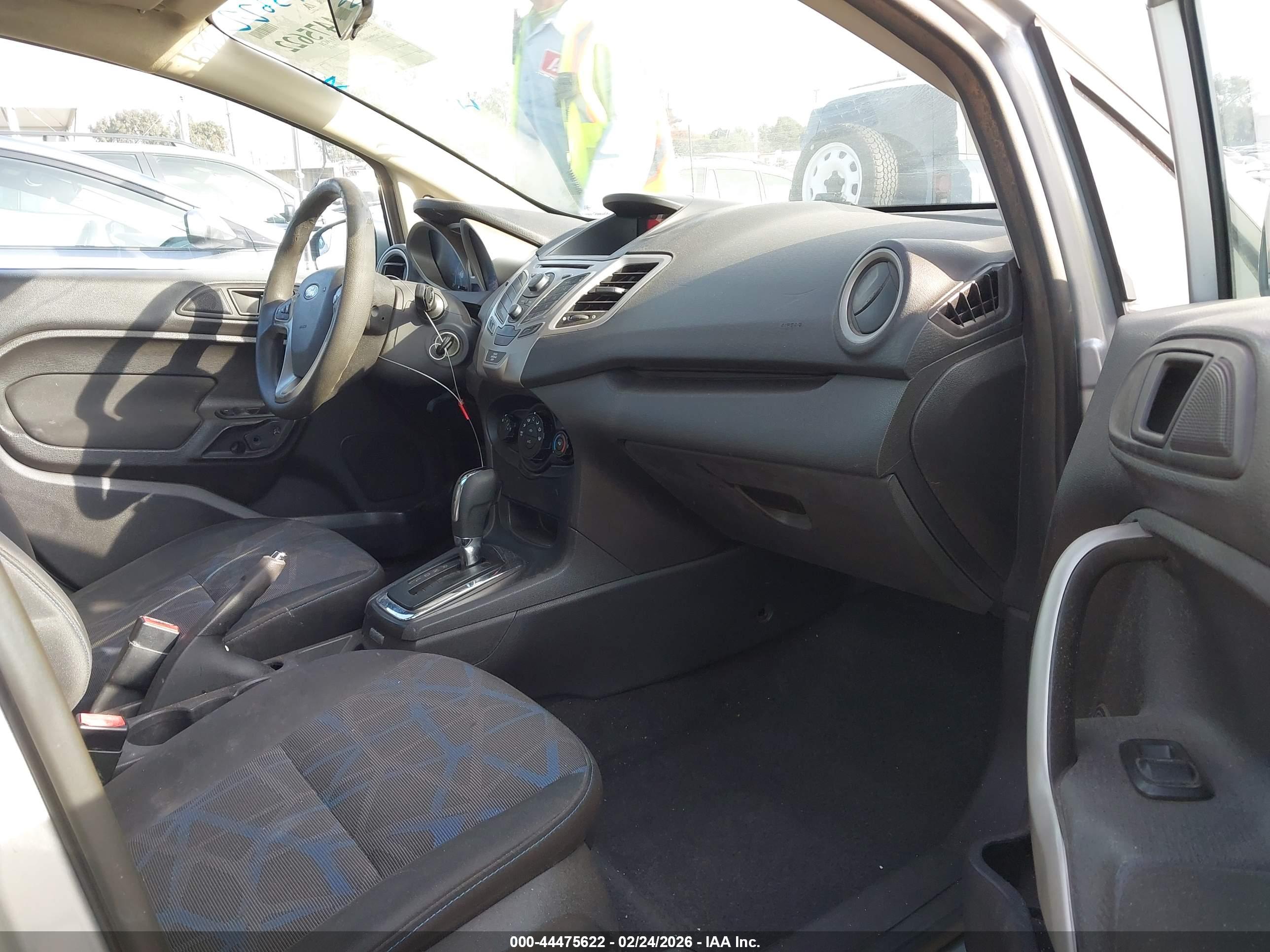 FORD FIESTA image 5