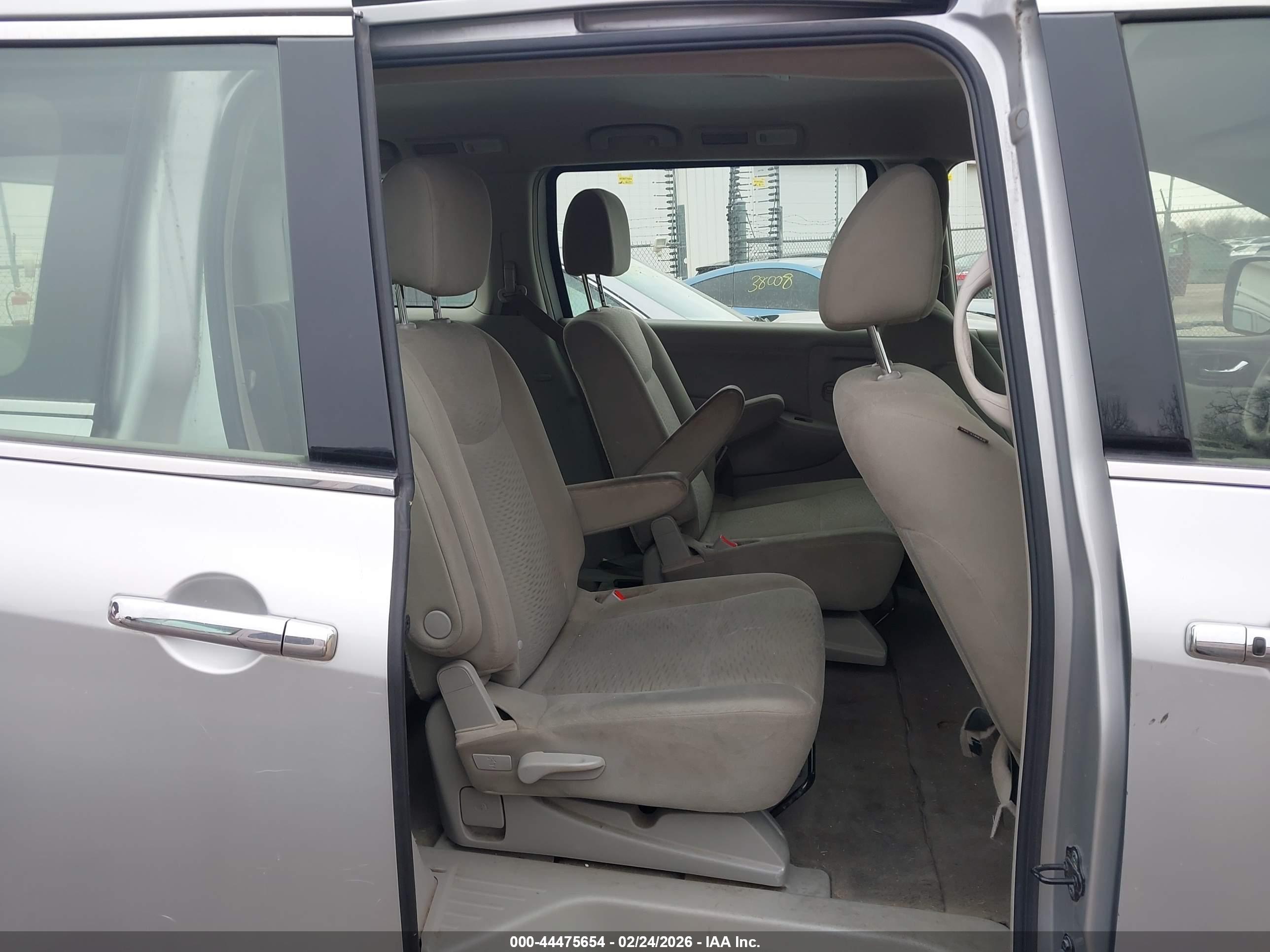 NISSAN QUEST image 8