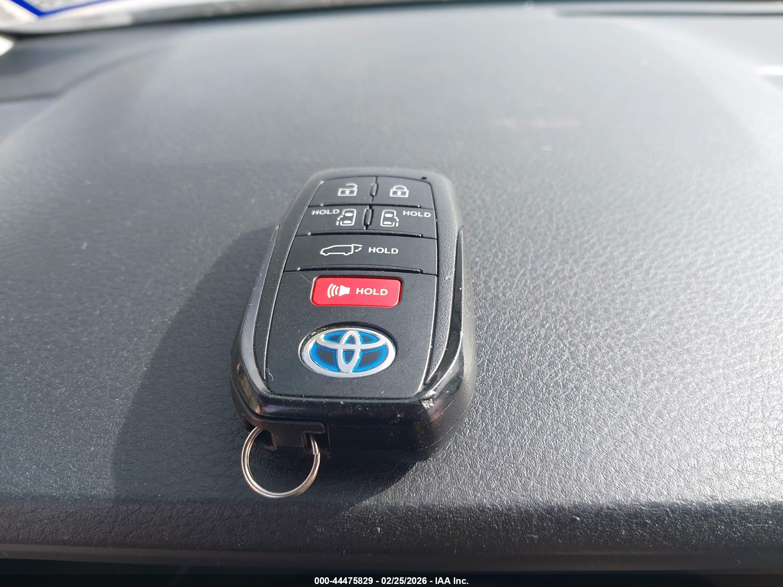 TOYOTA SIENNA image 11