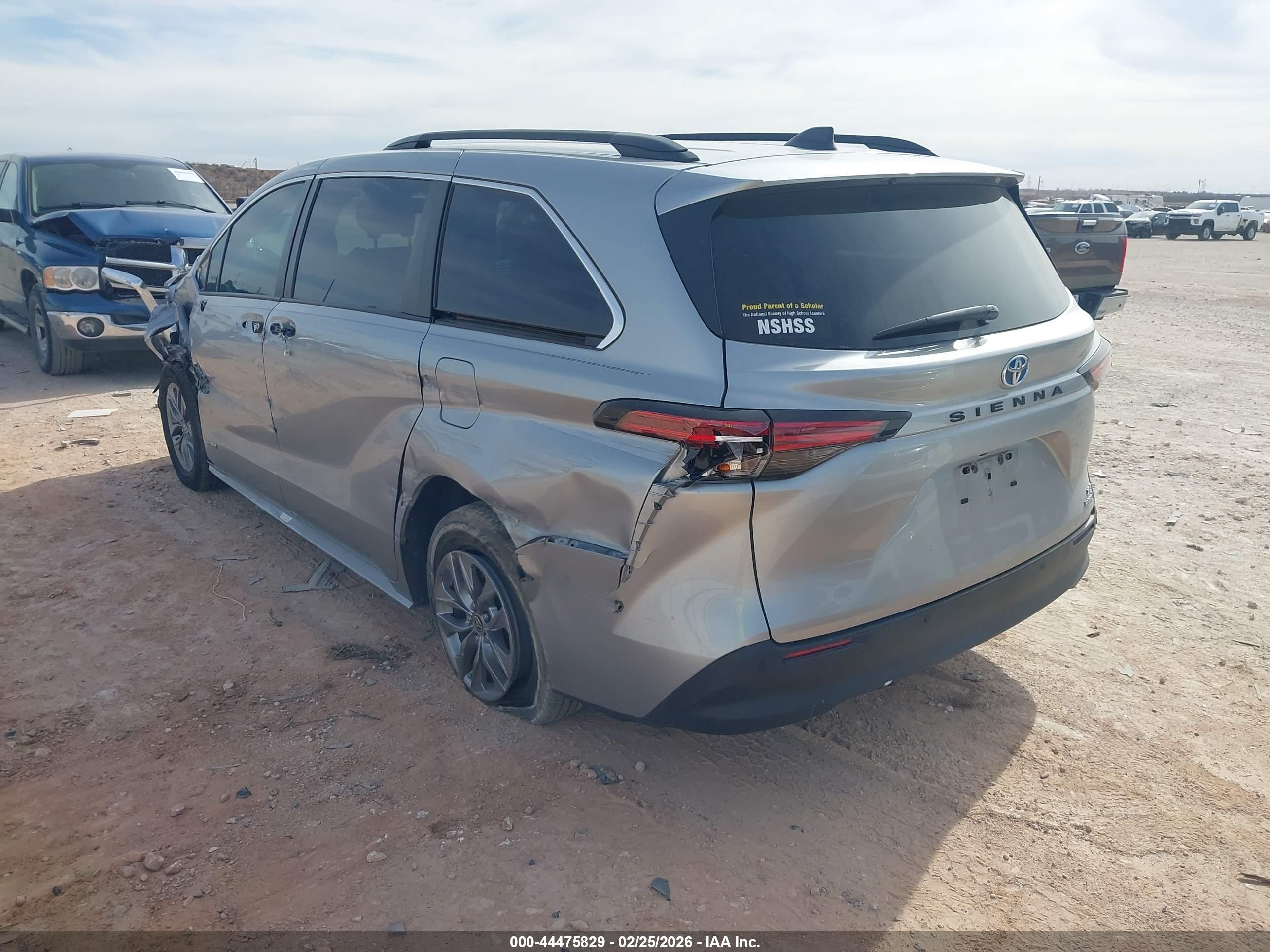 TOYOTA SIENNA image 3