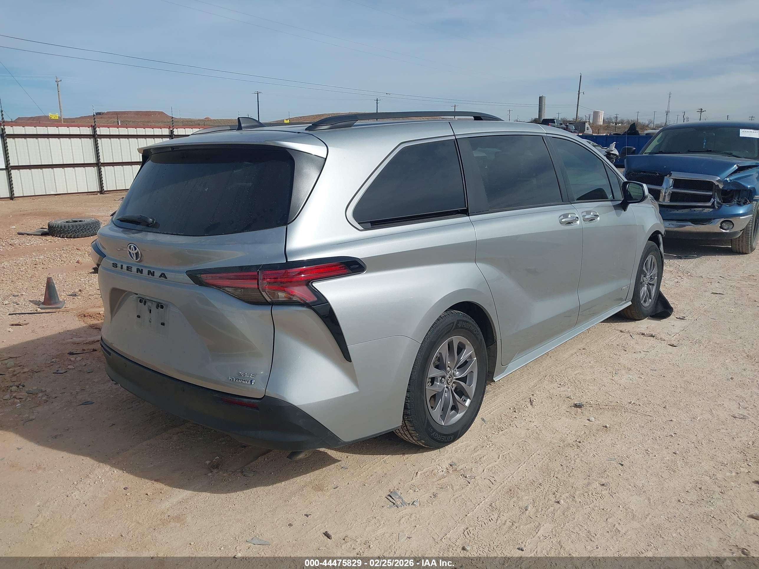 TOYOTA SIENNA image 4