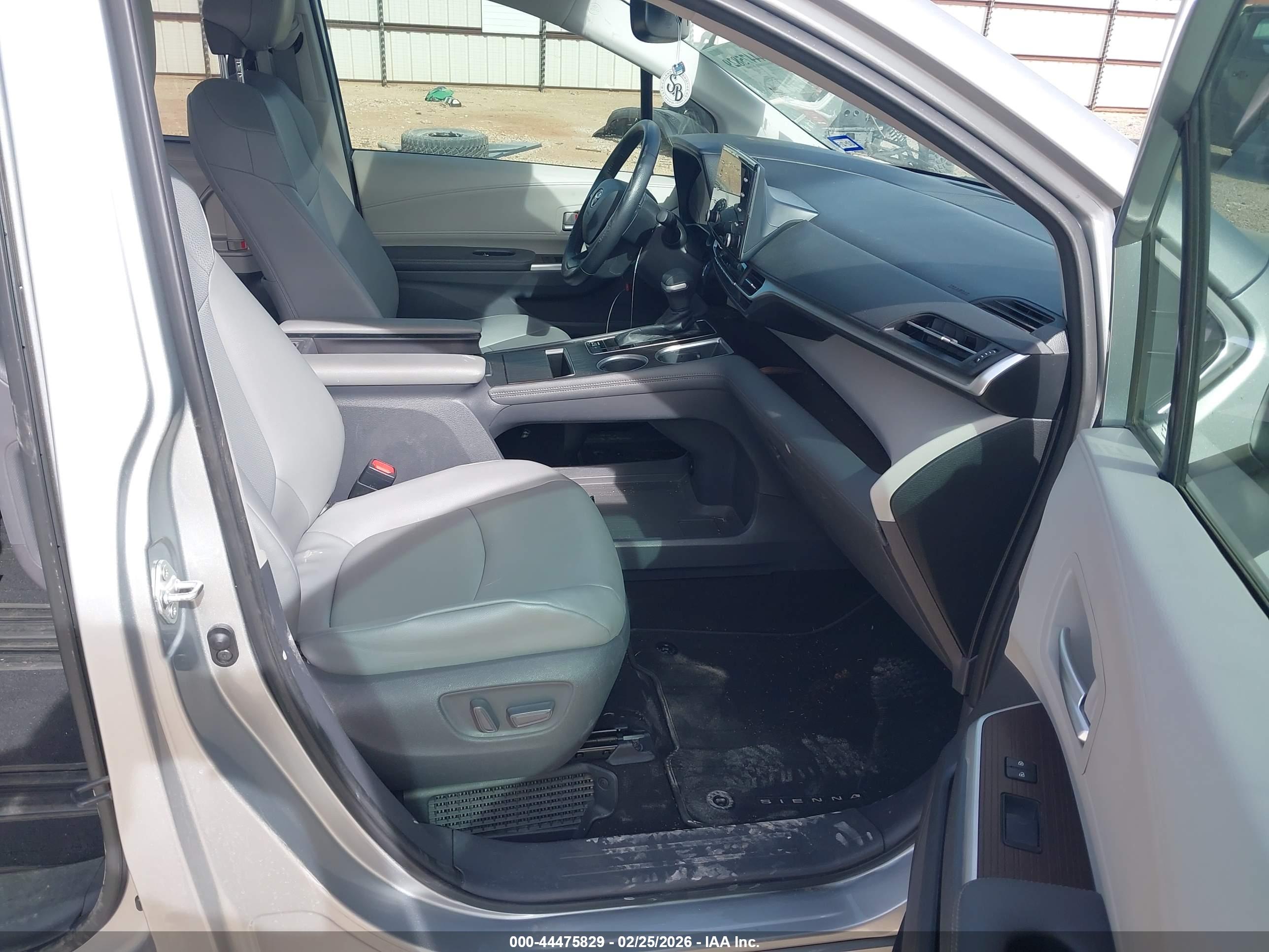 TOYOTA SIENNA image 5