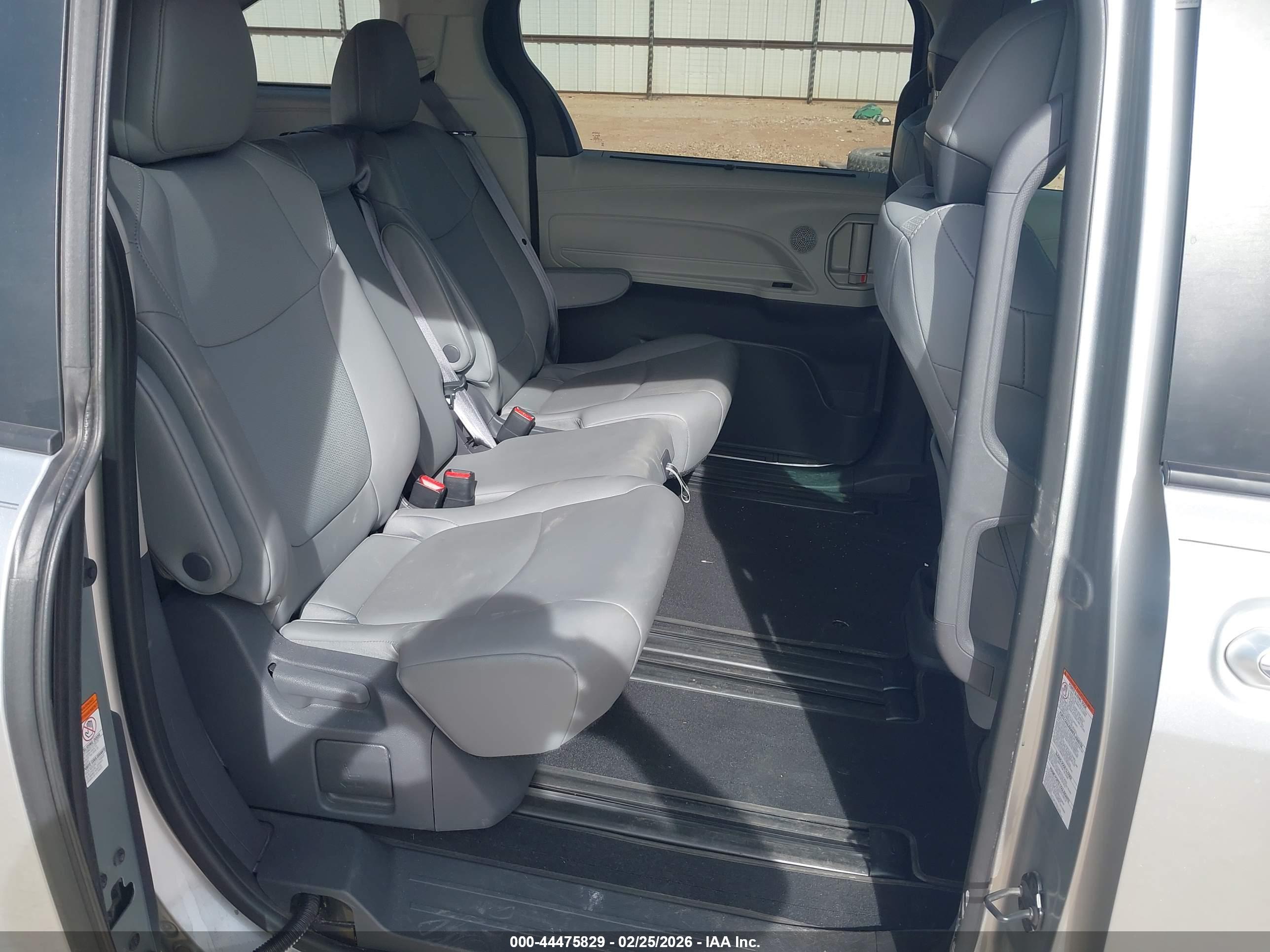 TOYOTA SIENNA image 8