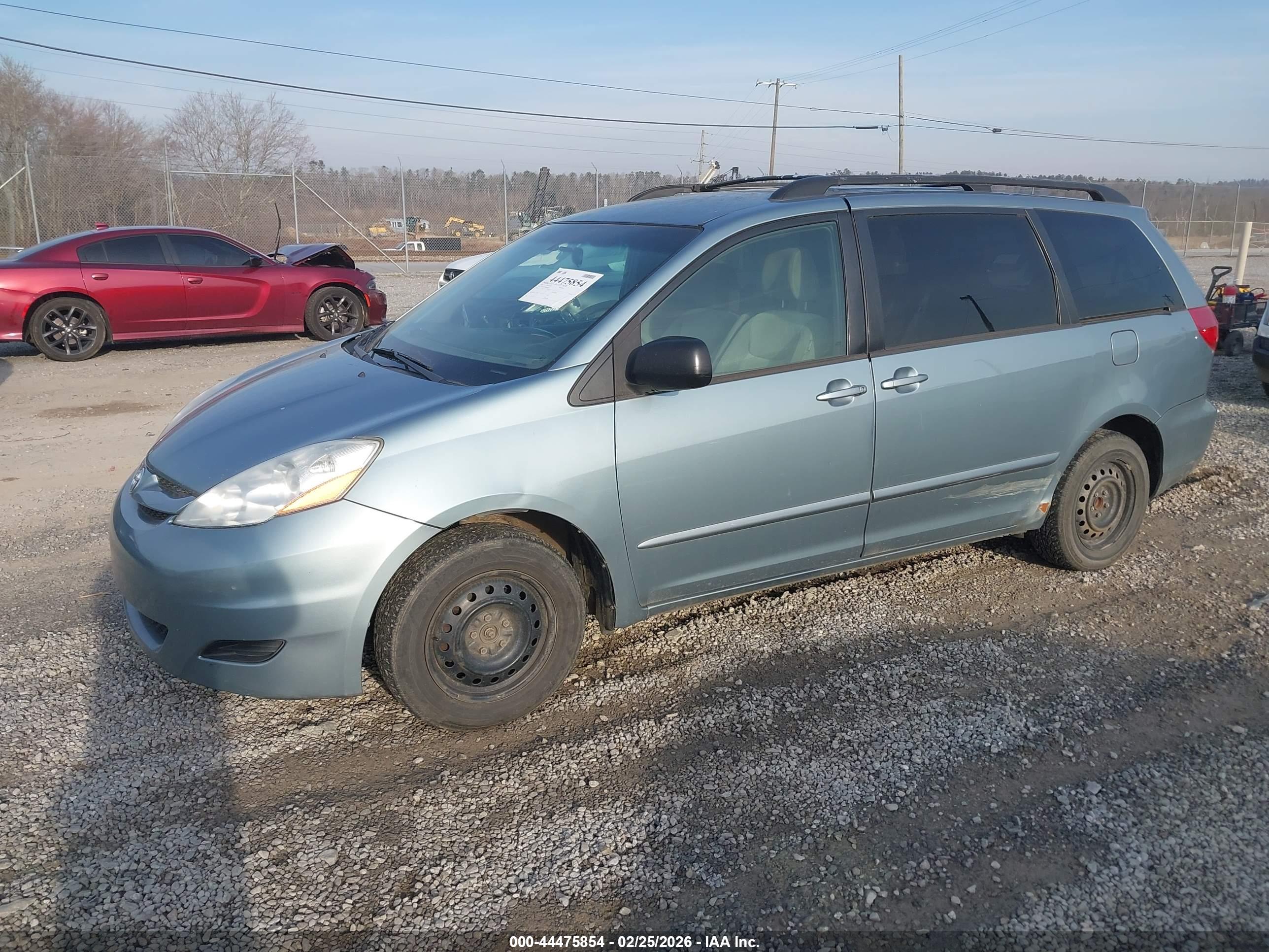 TOYOTA SIENNA image 2