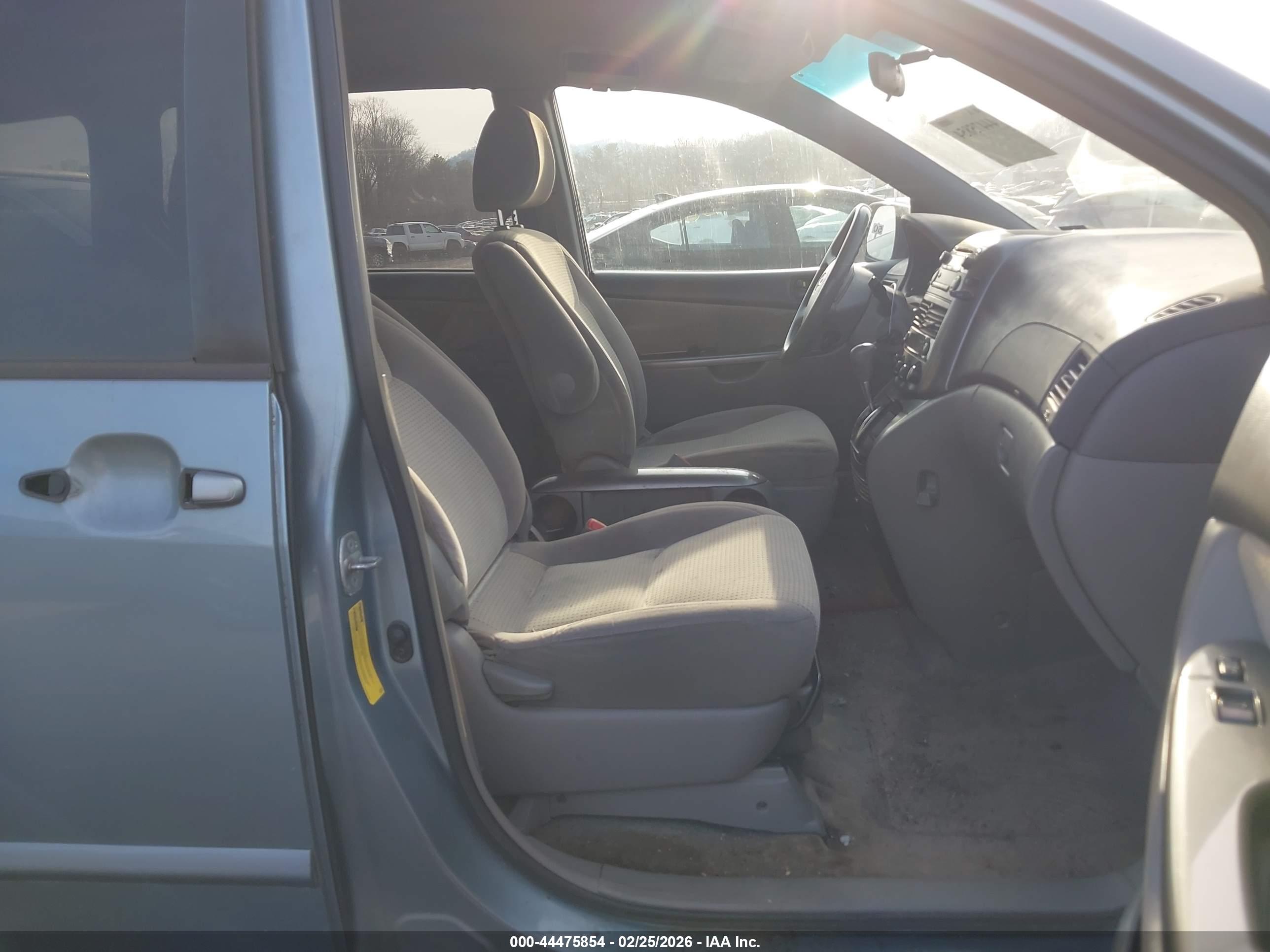 TOYOTA SIENNA image 5