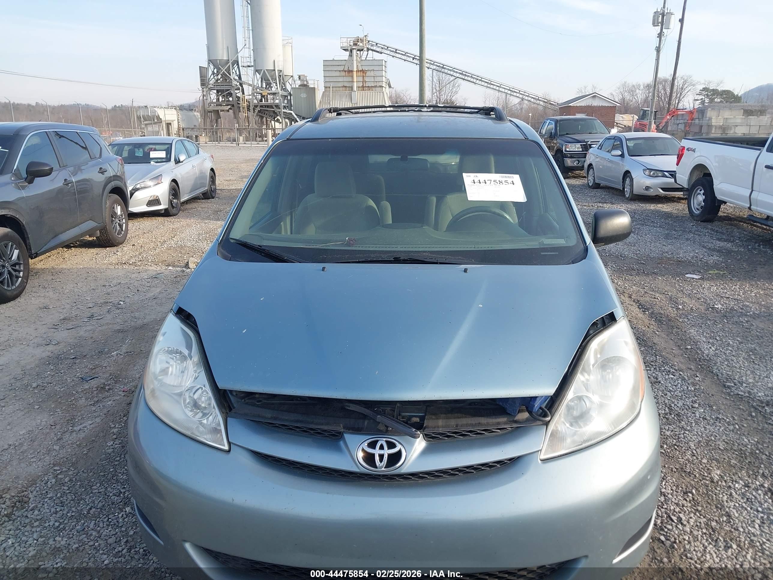 TOYOTA SIENNA image 6