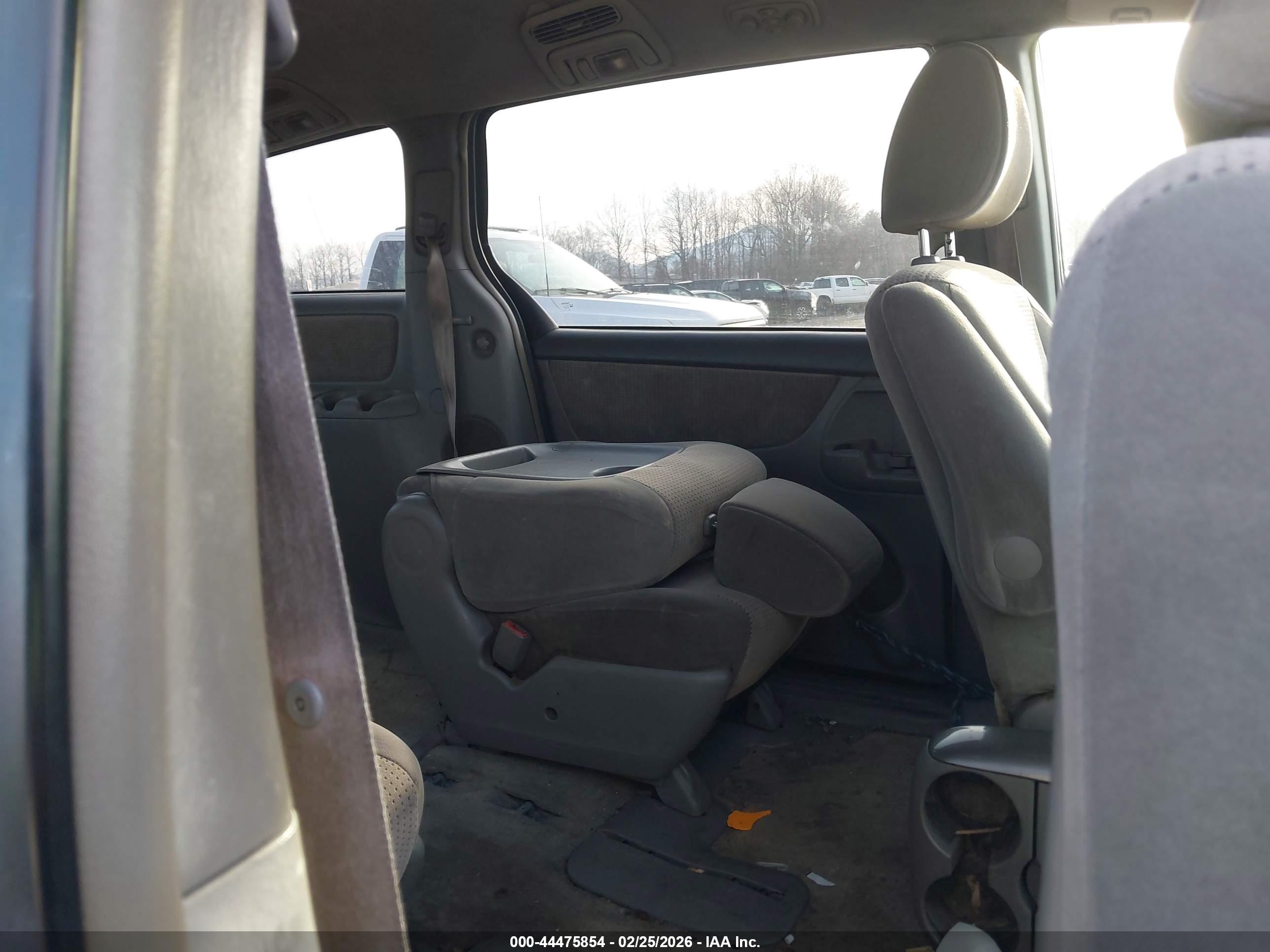 TOYOTA SIENNA image 8