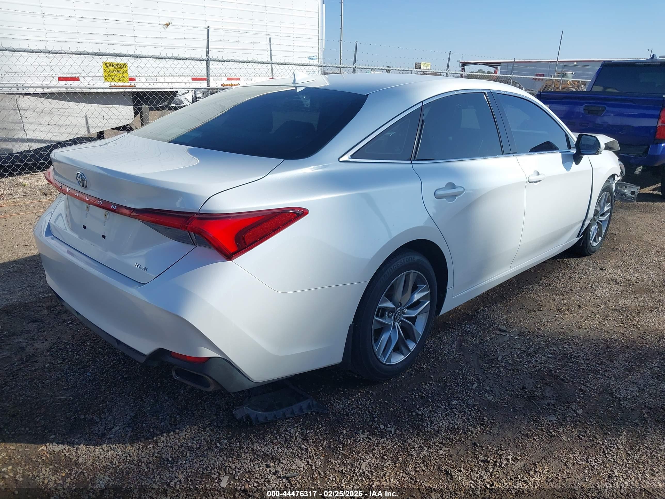 TOYOTA AVALON image 4