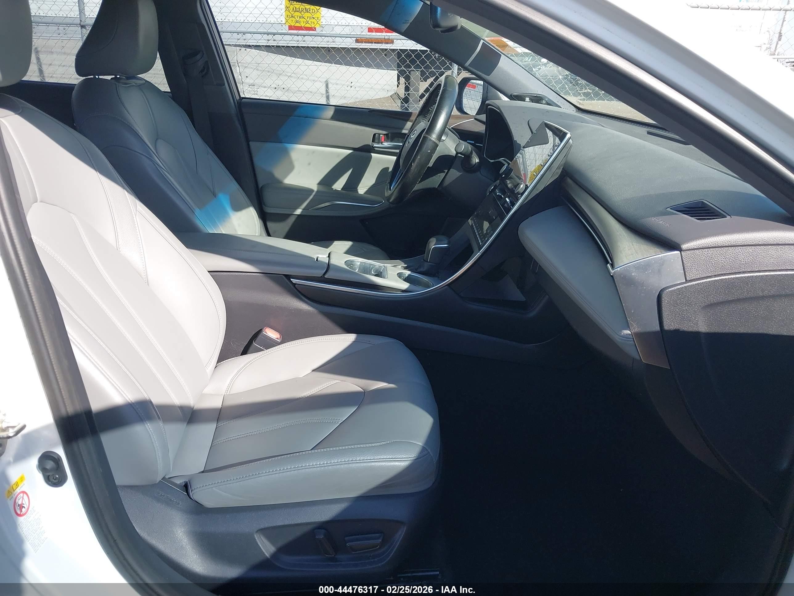 TOYOTA AVALON image 5