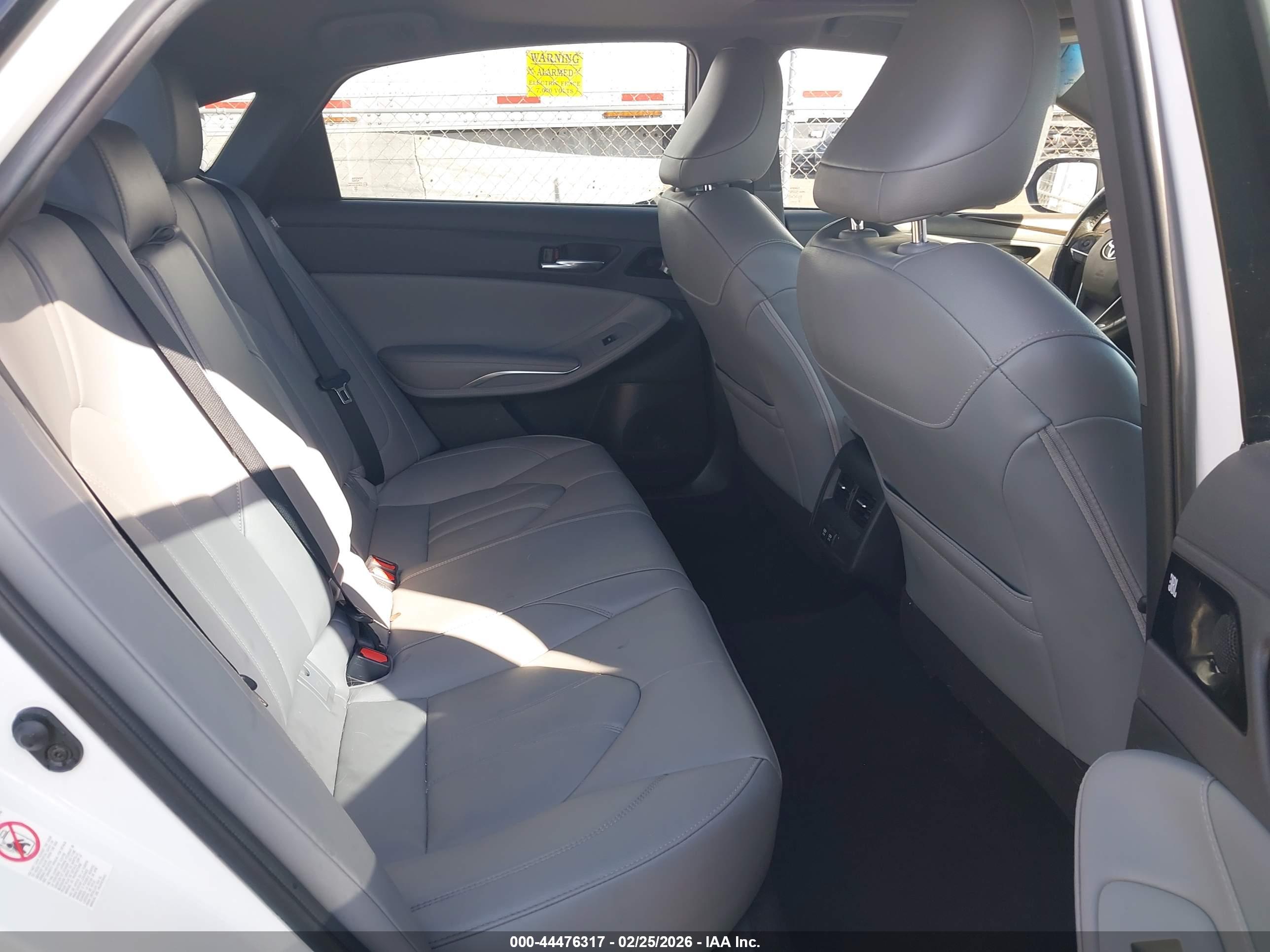 TOYOTA AVALON image 8