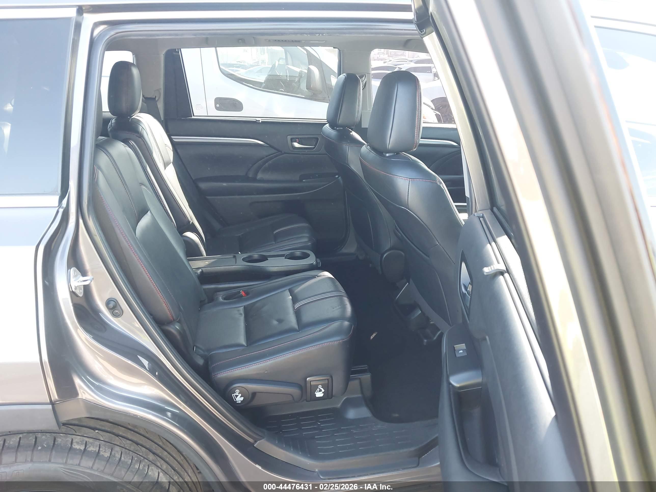 TOYOTA HIGHLANDER image 8
