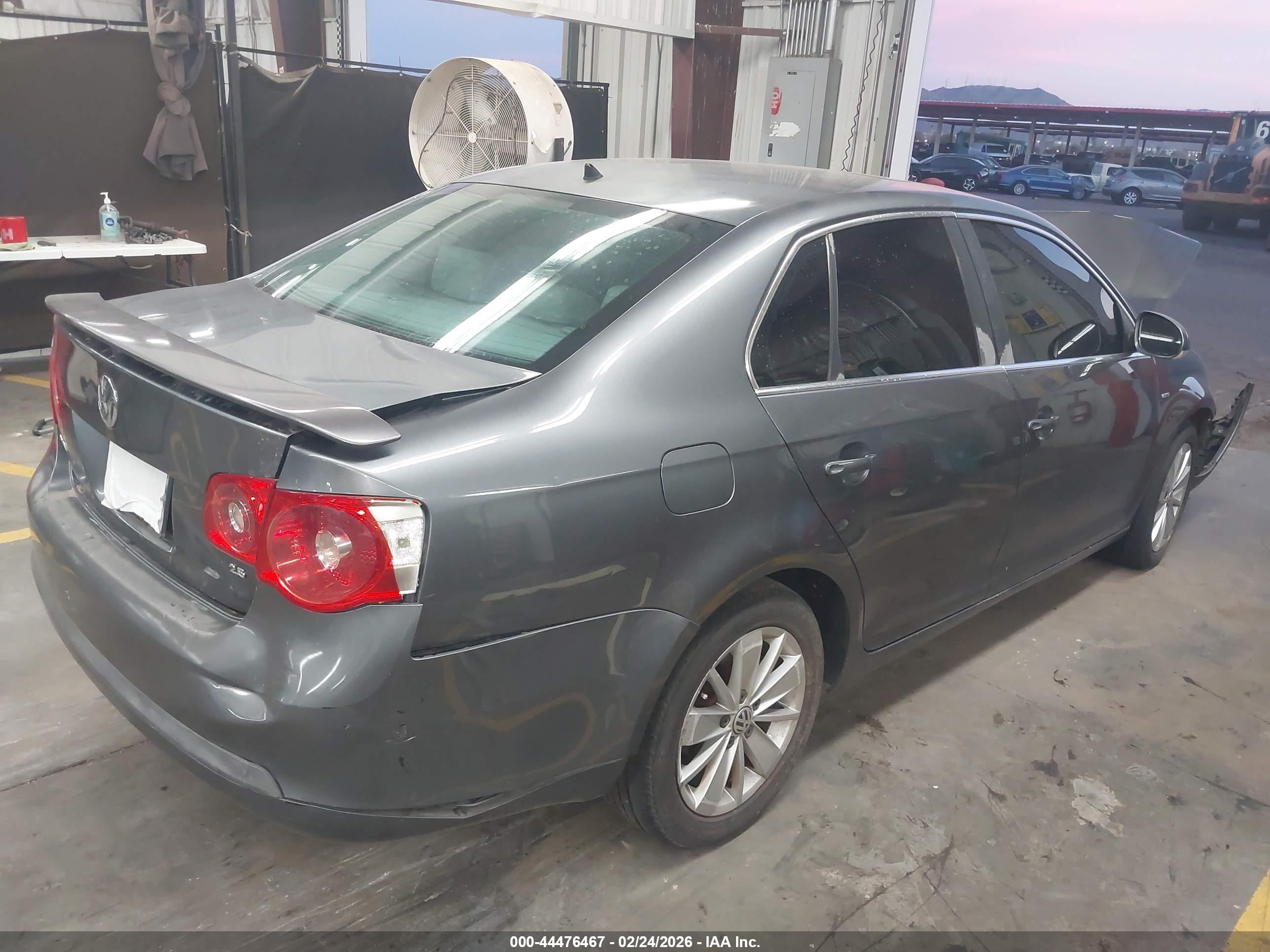 VOLKSWAGEN JETTA image 4