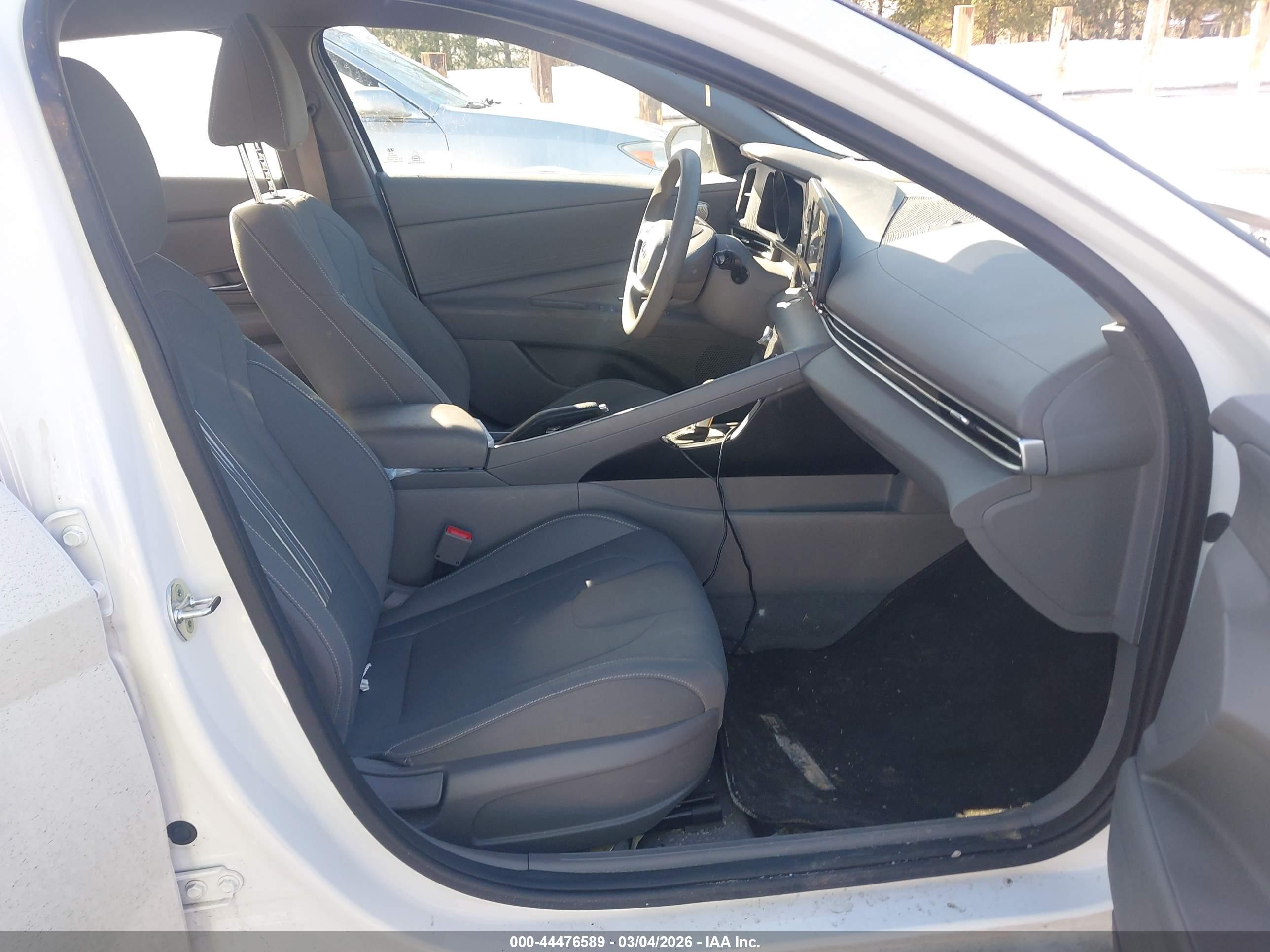 HYUNDAI ELANTRA image 5