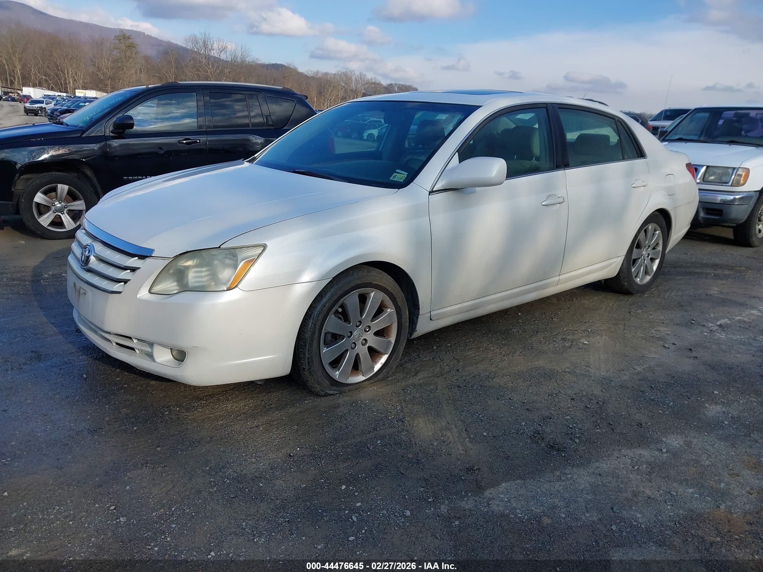 TOYOTA AVALON image 2