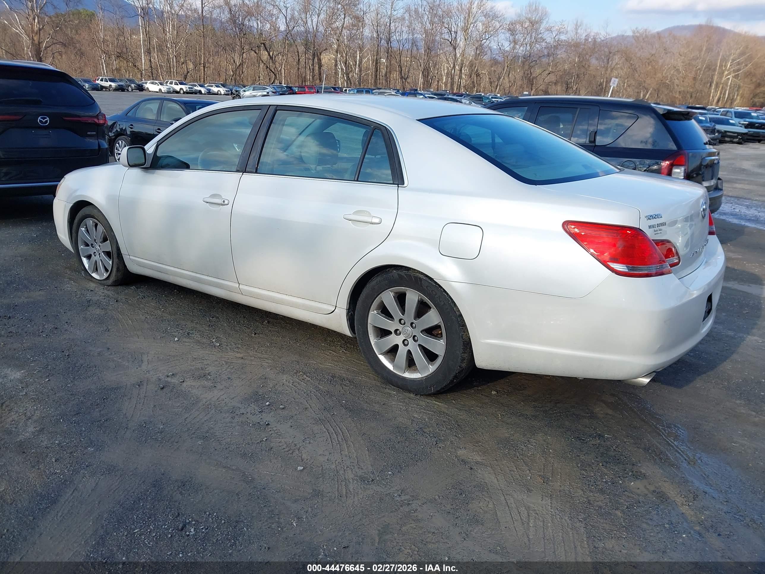 TOYOTA AVALON image 3