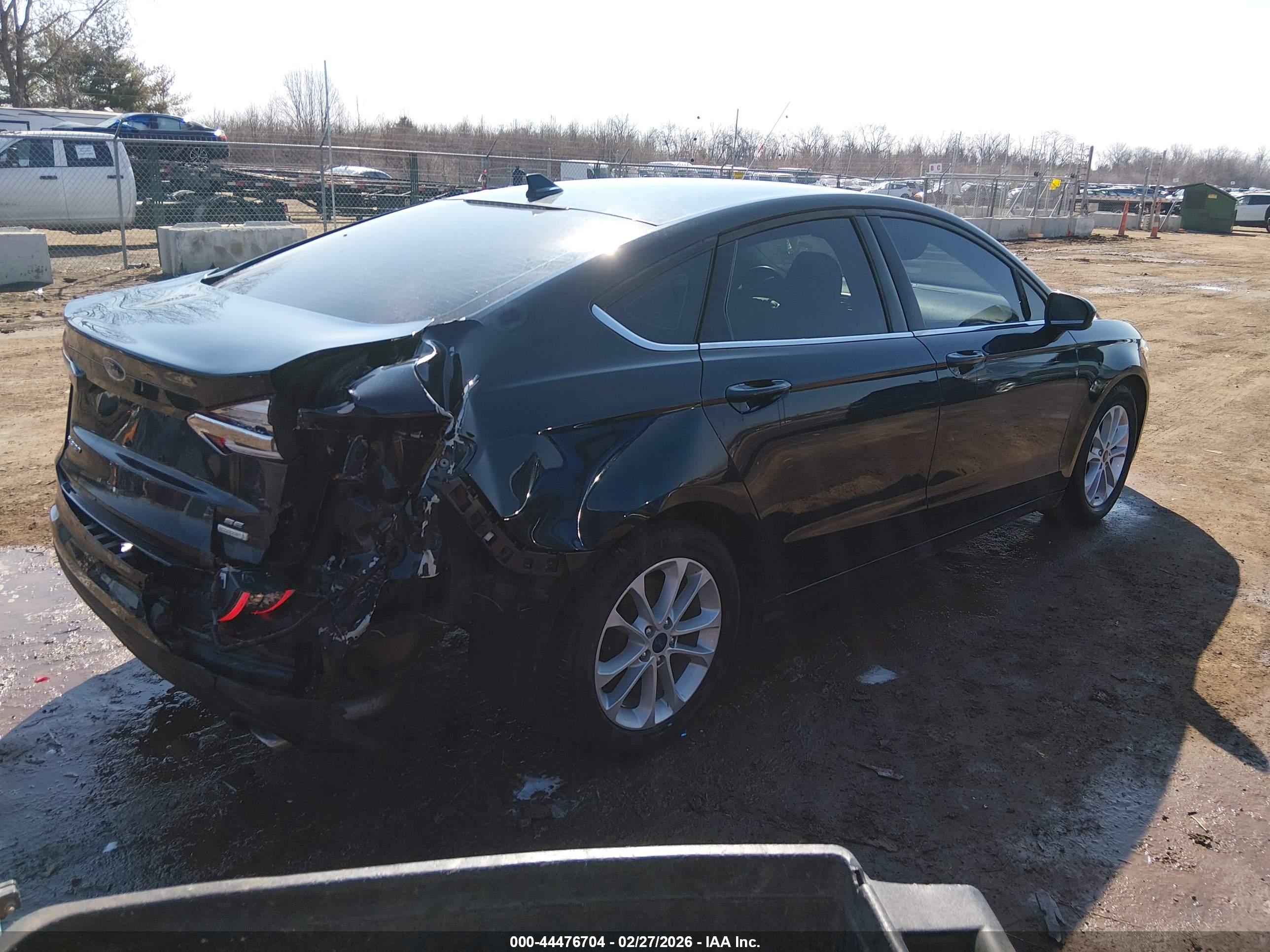 FORD FUSION image 4