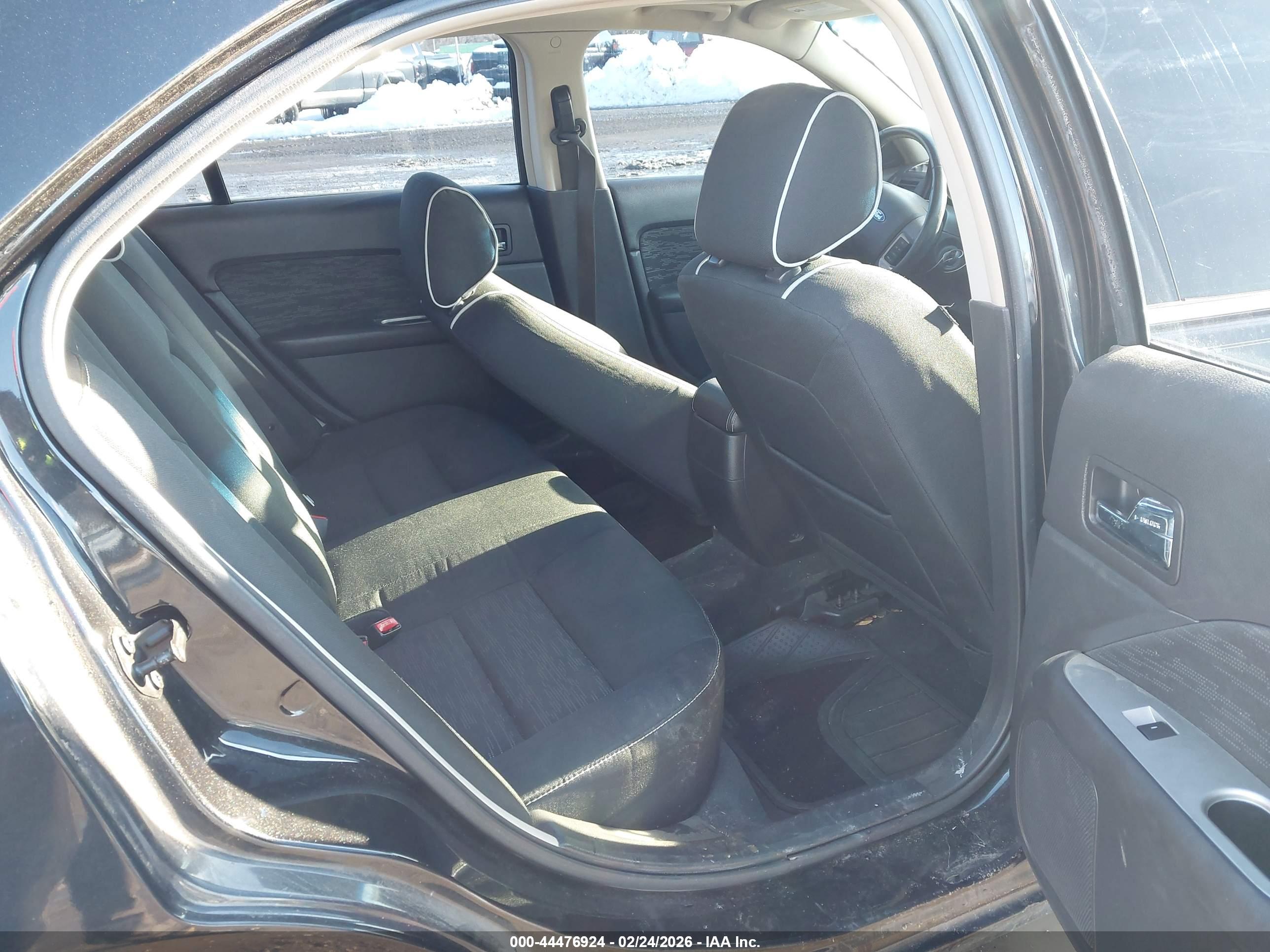 FORD FUSION image 8