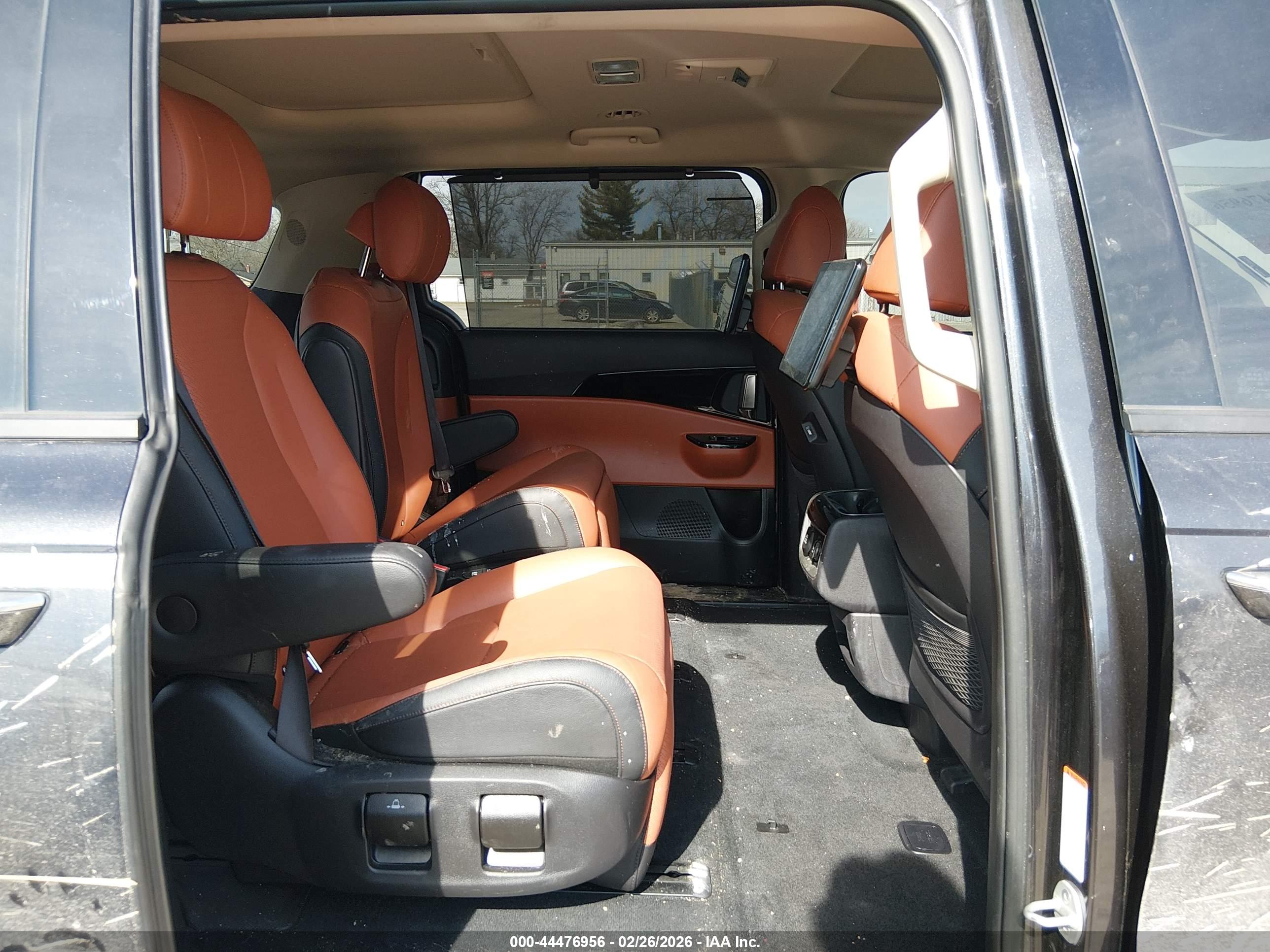 KIA CARNIVAL image 8