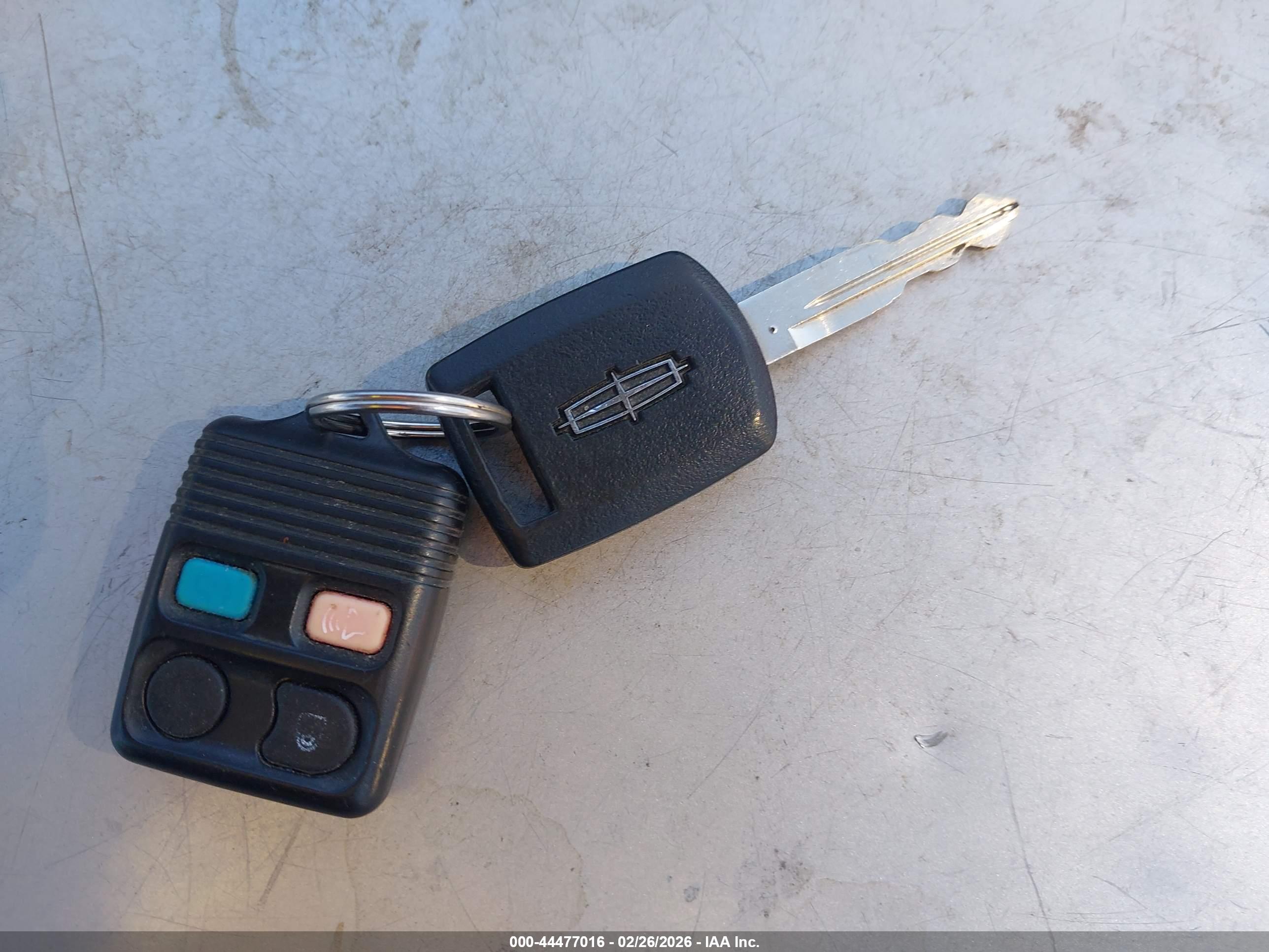 LINCOLN TOWN image 11