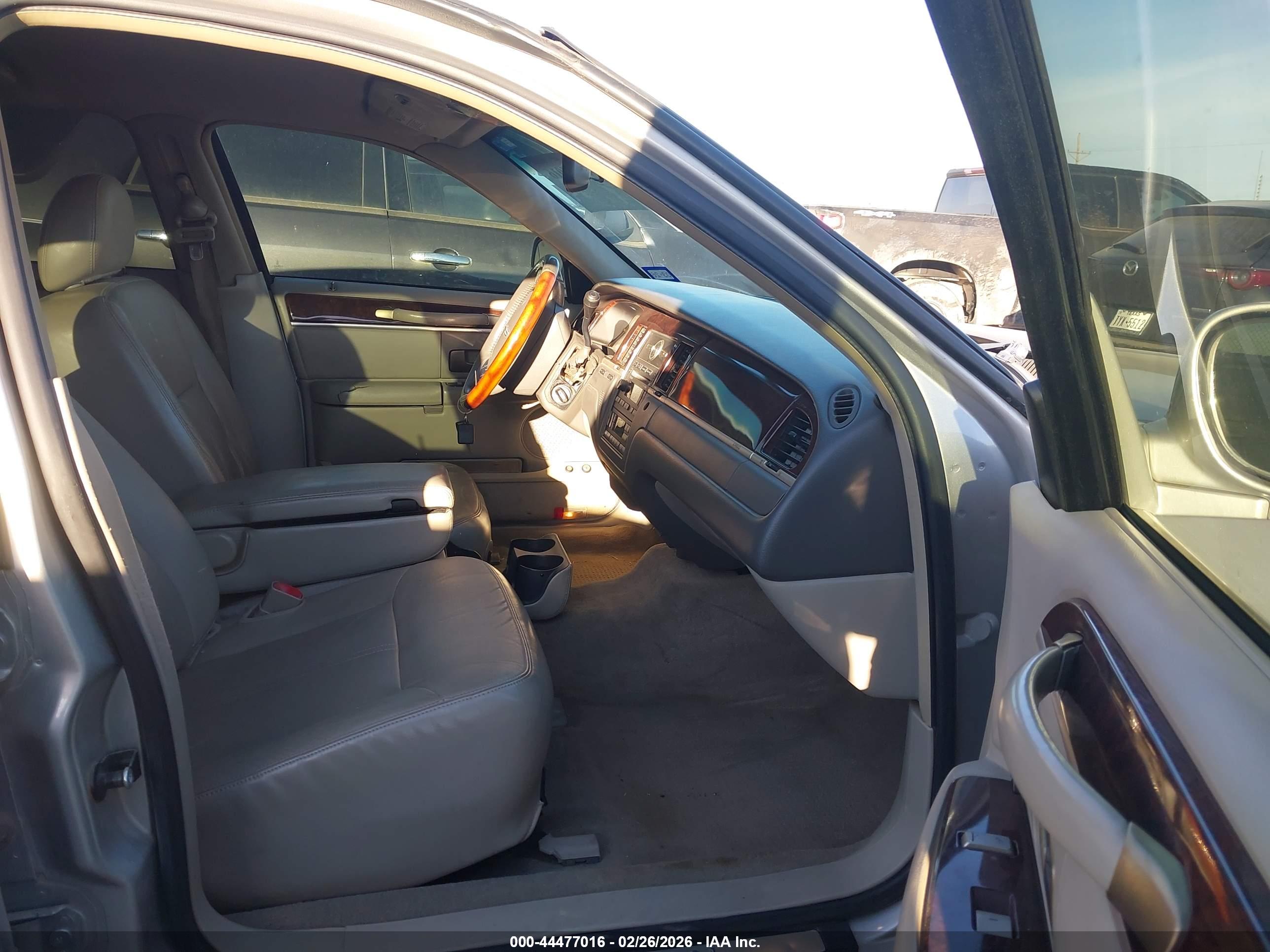 LINCOLN TOWN image 5