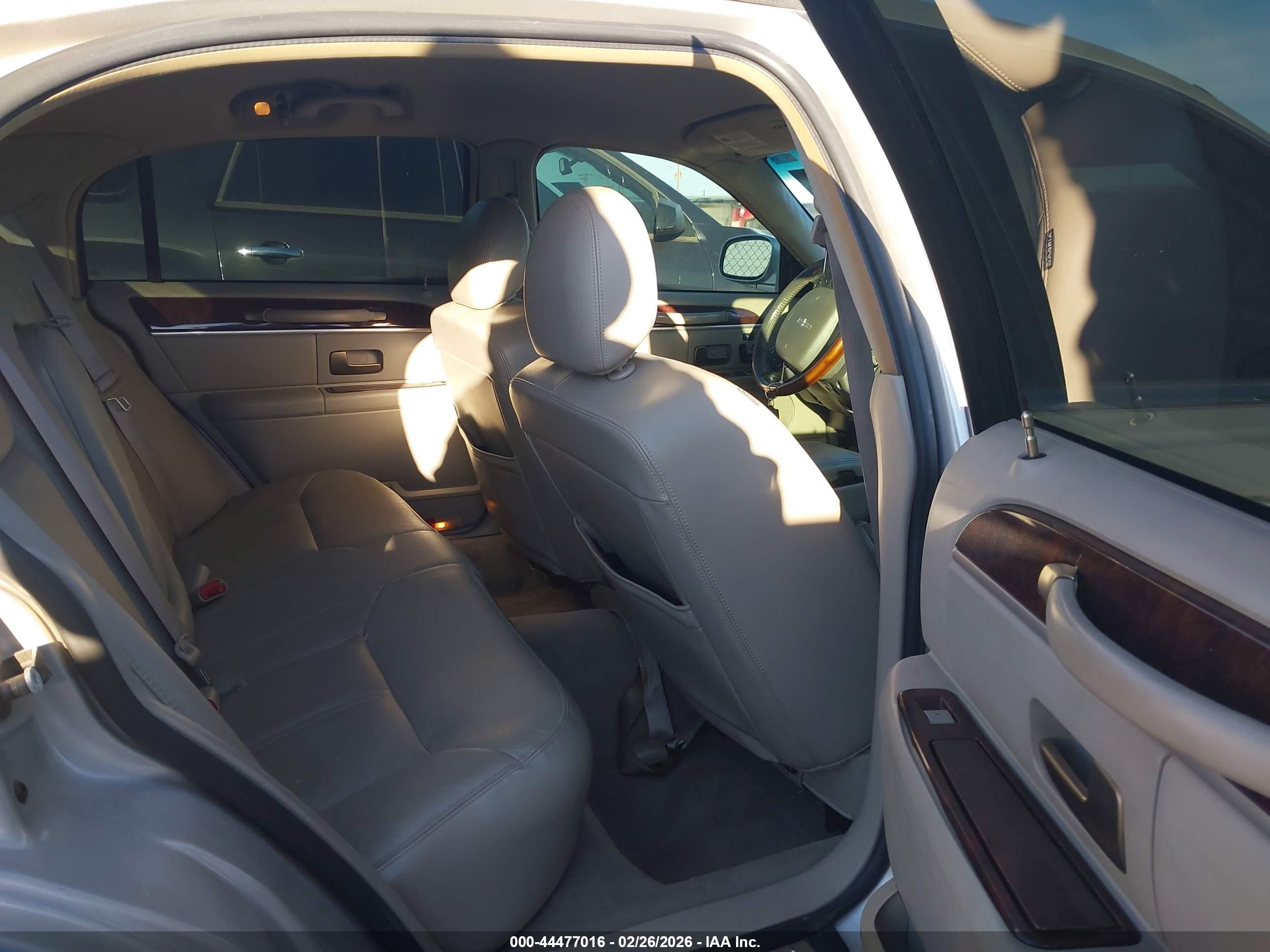 LINCOLN TOWN image 8