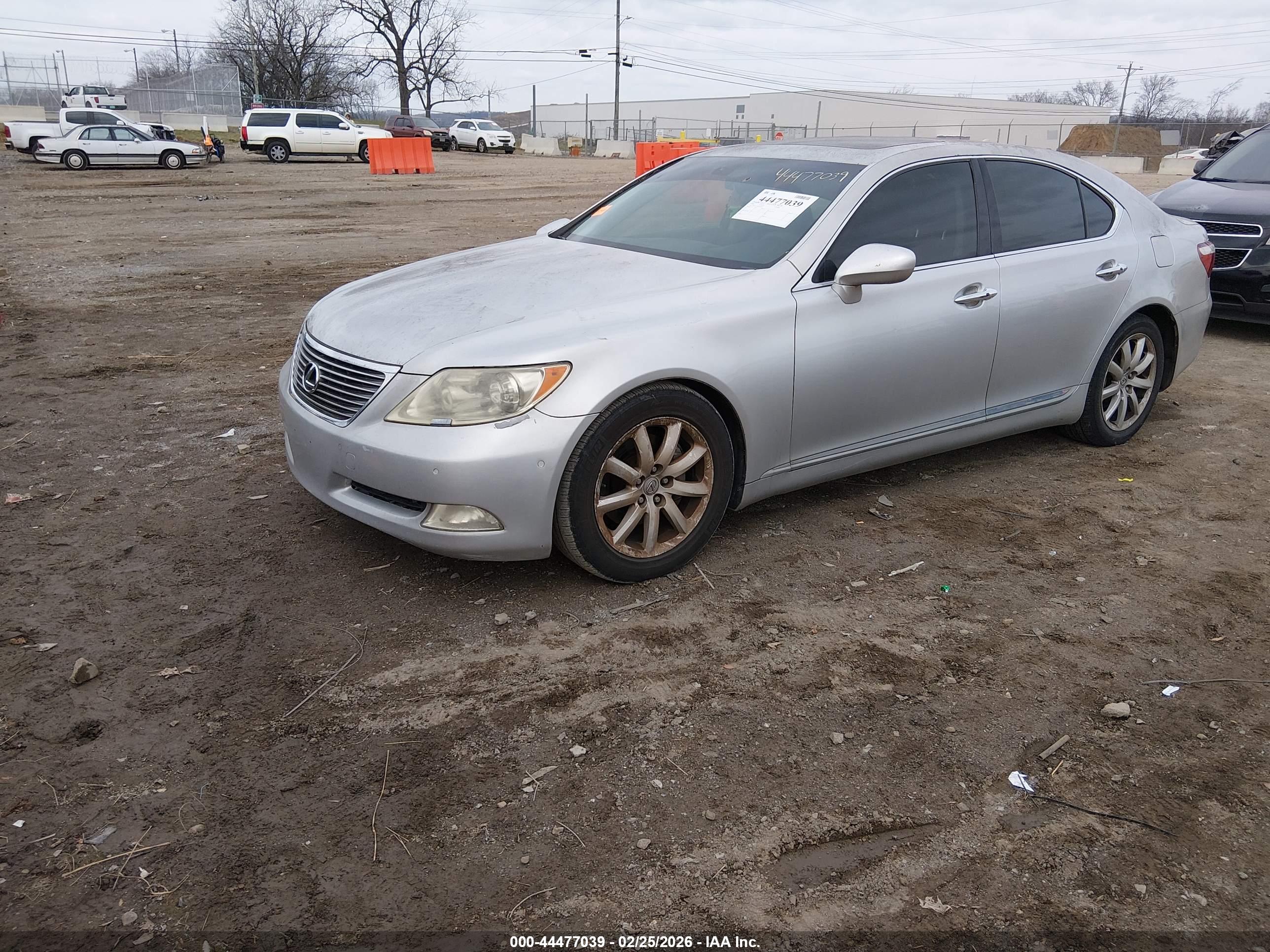LEXUS LS image 2