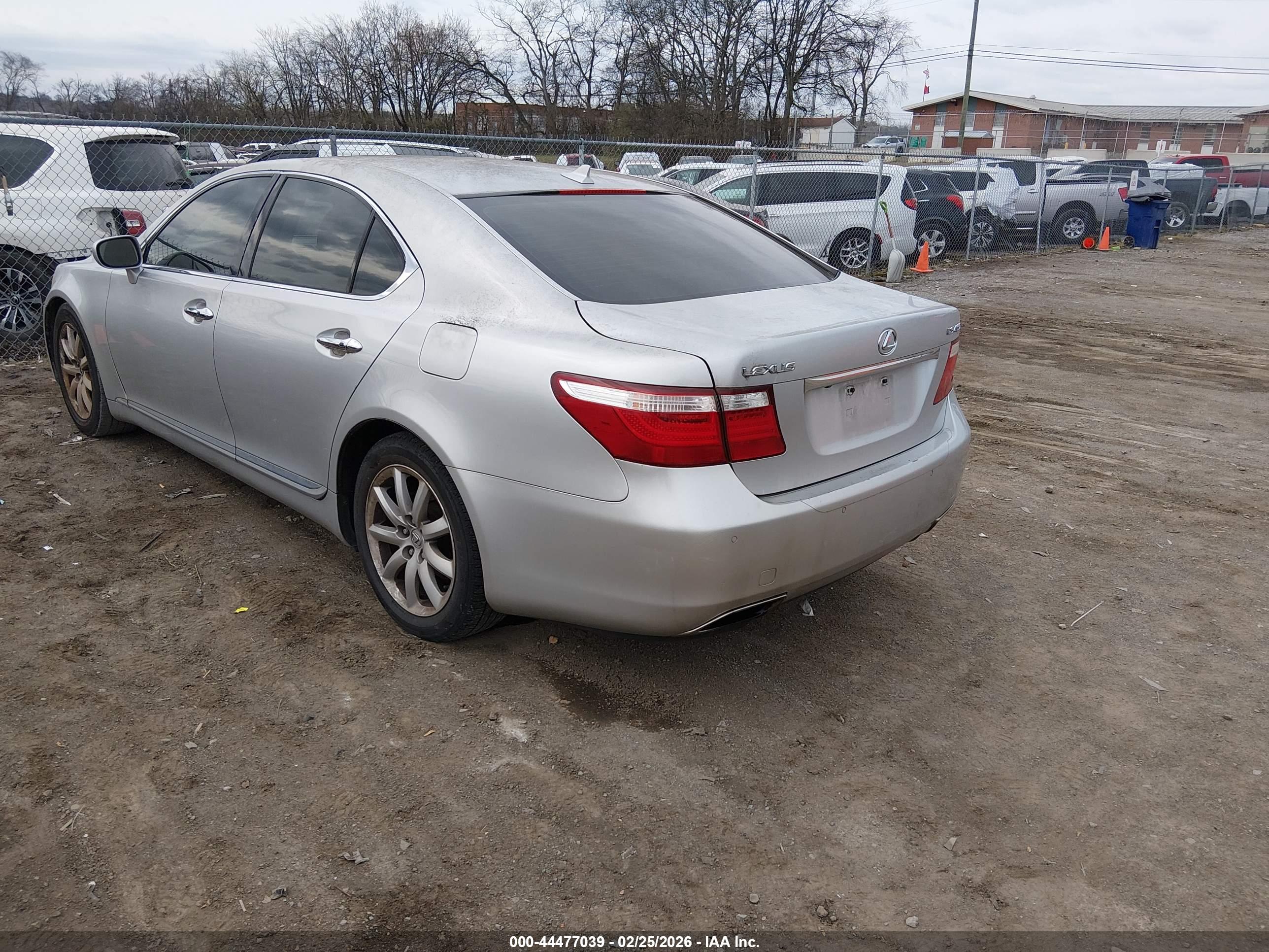 LEXUS LS image 3