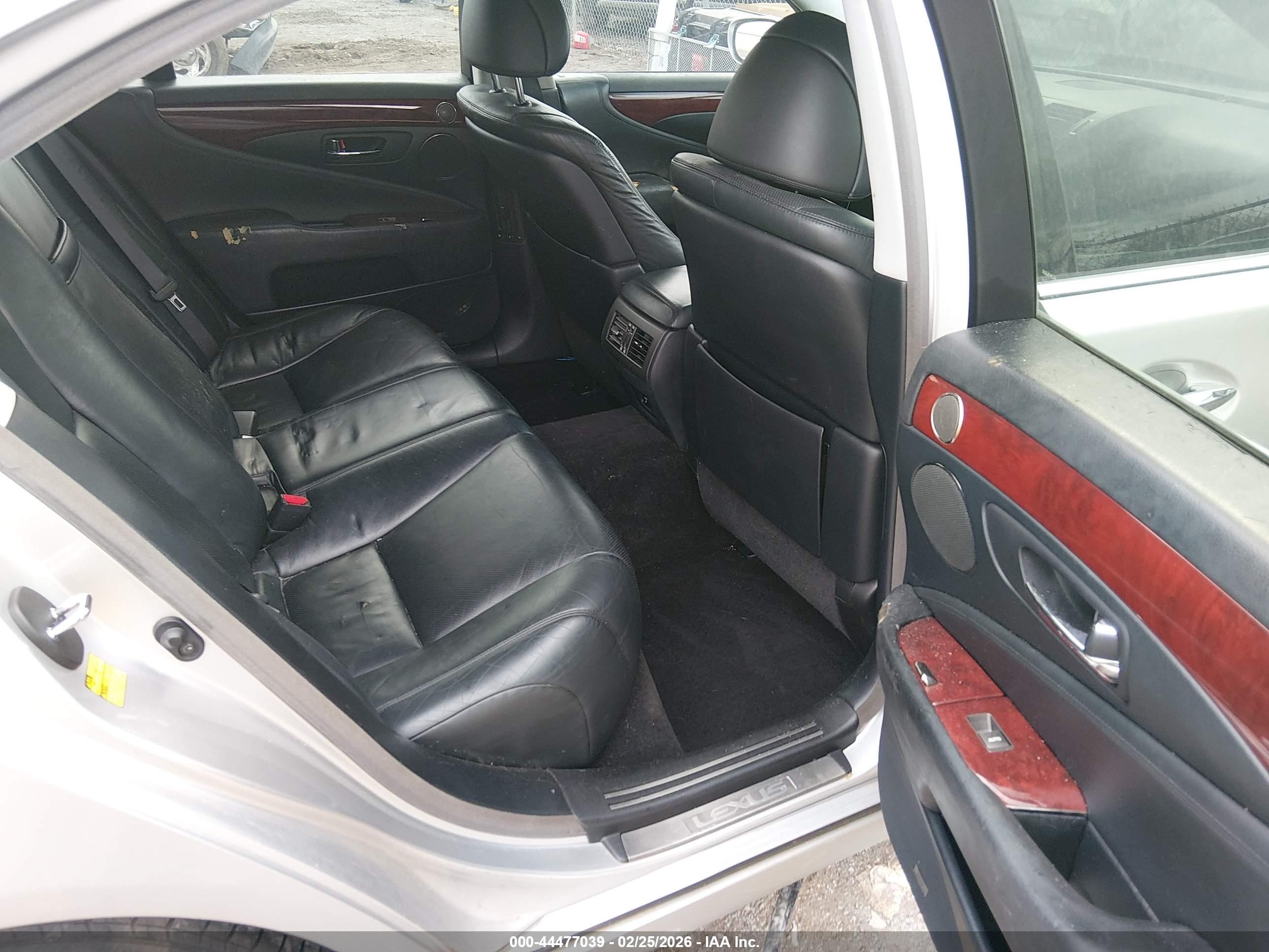 LEXUS LS image 8