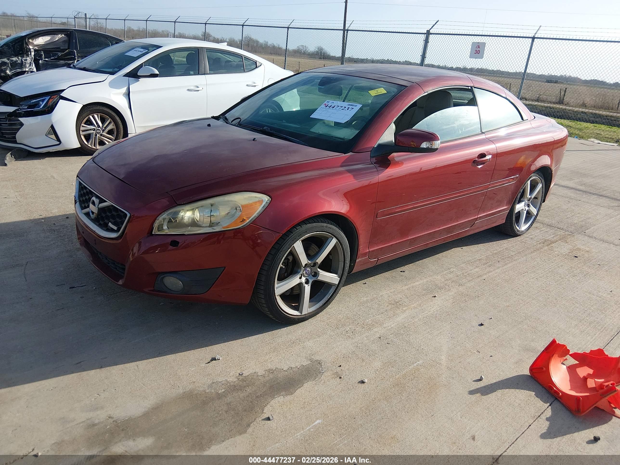 VOLVO C70 image 2