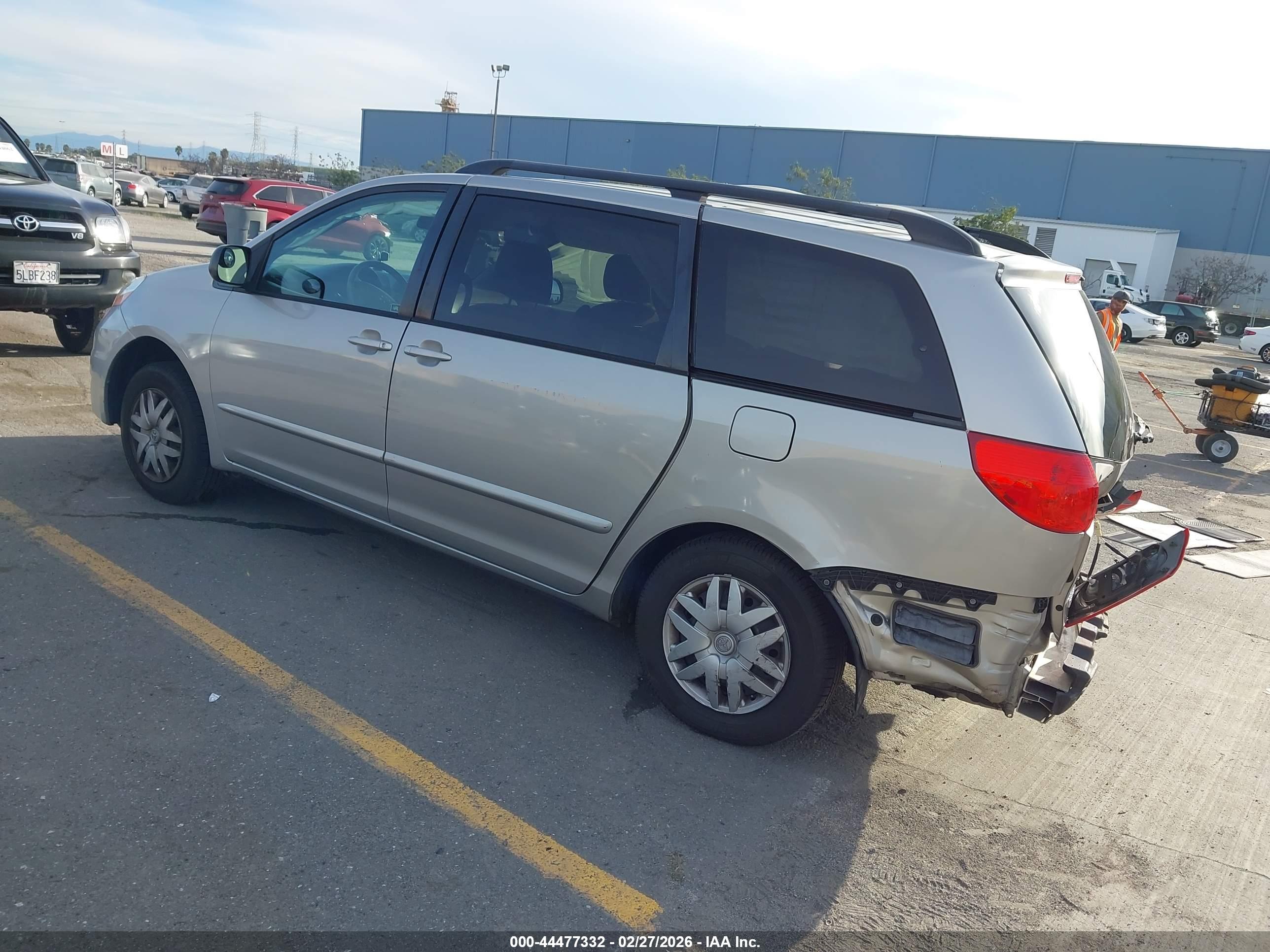 TOYOTA SIENNA image 3