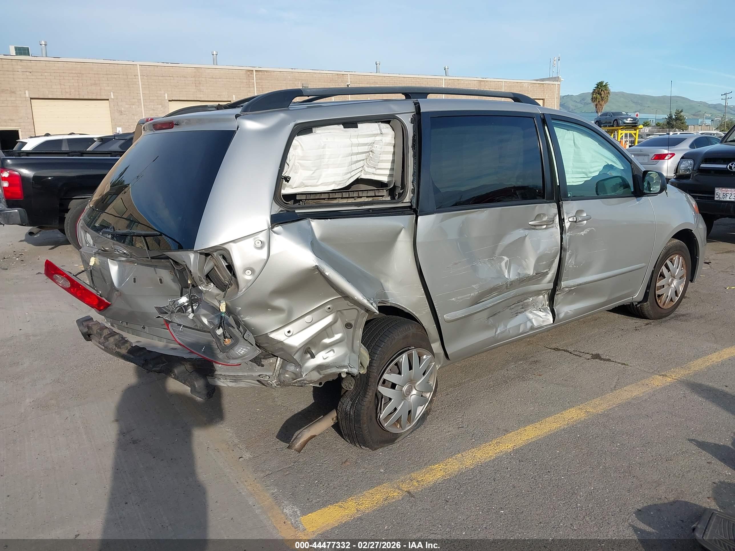 TOYOTA SIENNA image 4