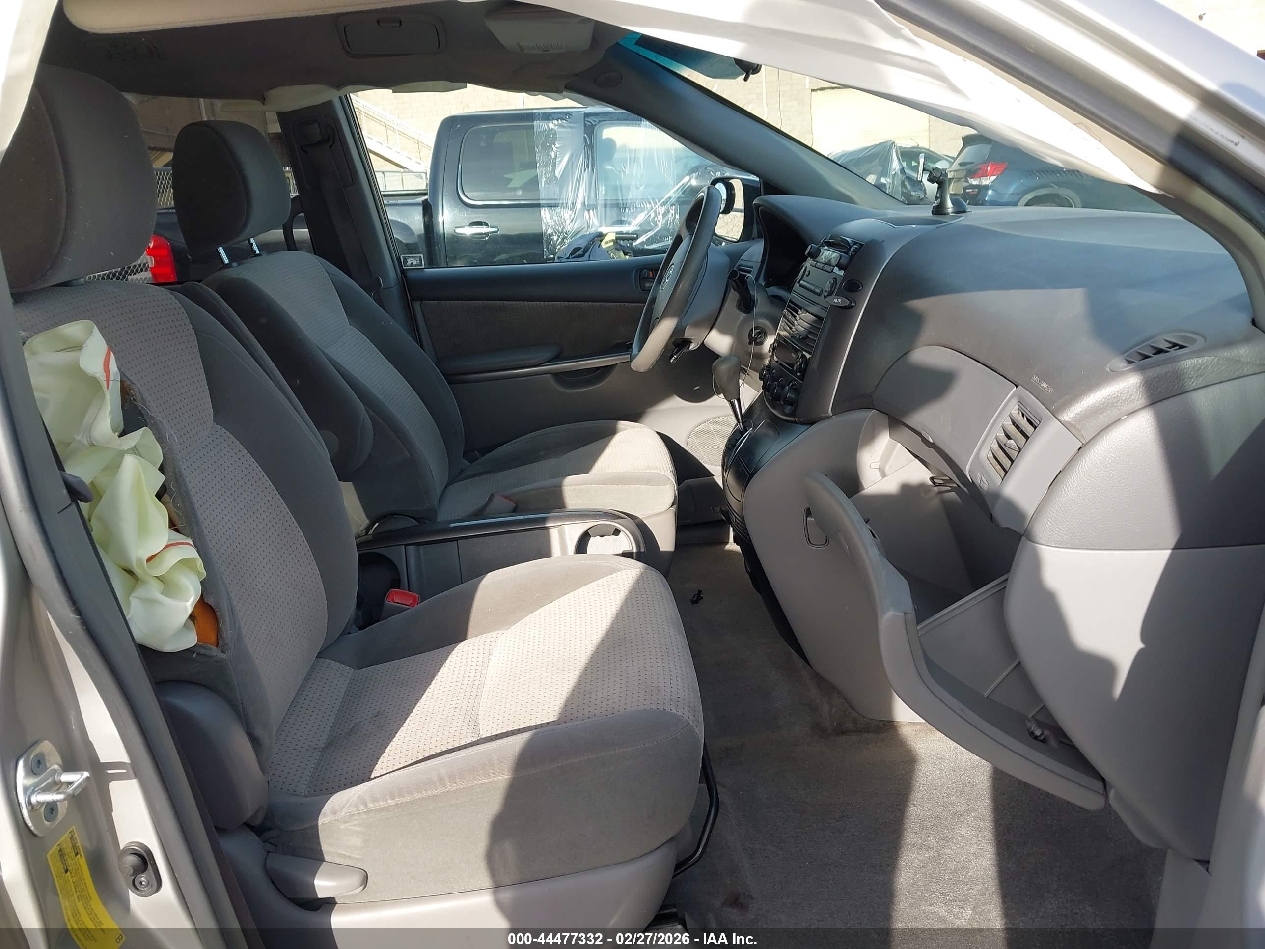 TOYOTA SIENNA image 5
