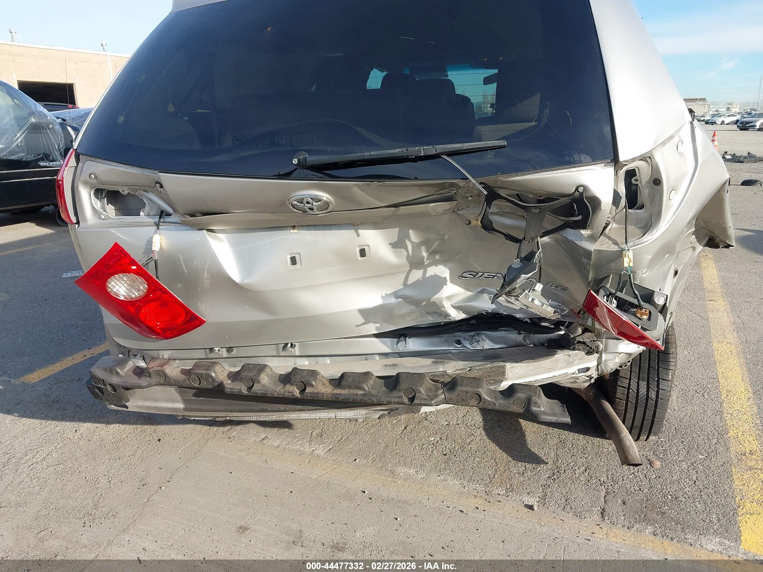 TOYOTA SIENNA image 6