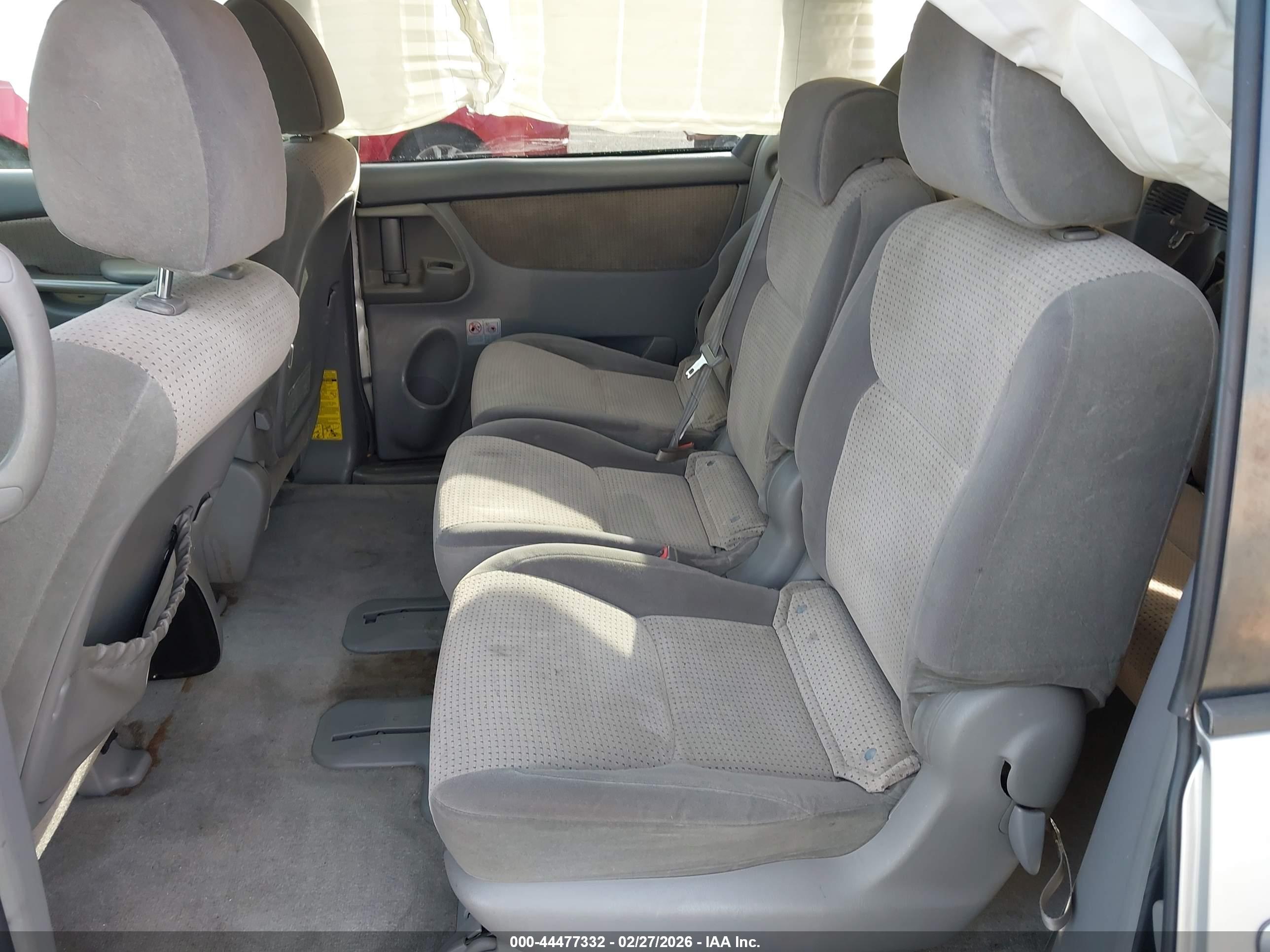 TOYOTA SIENNA image 8