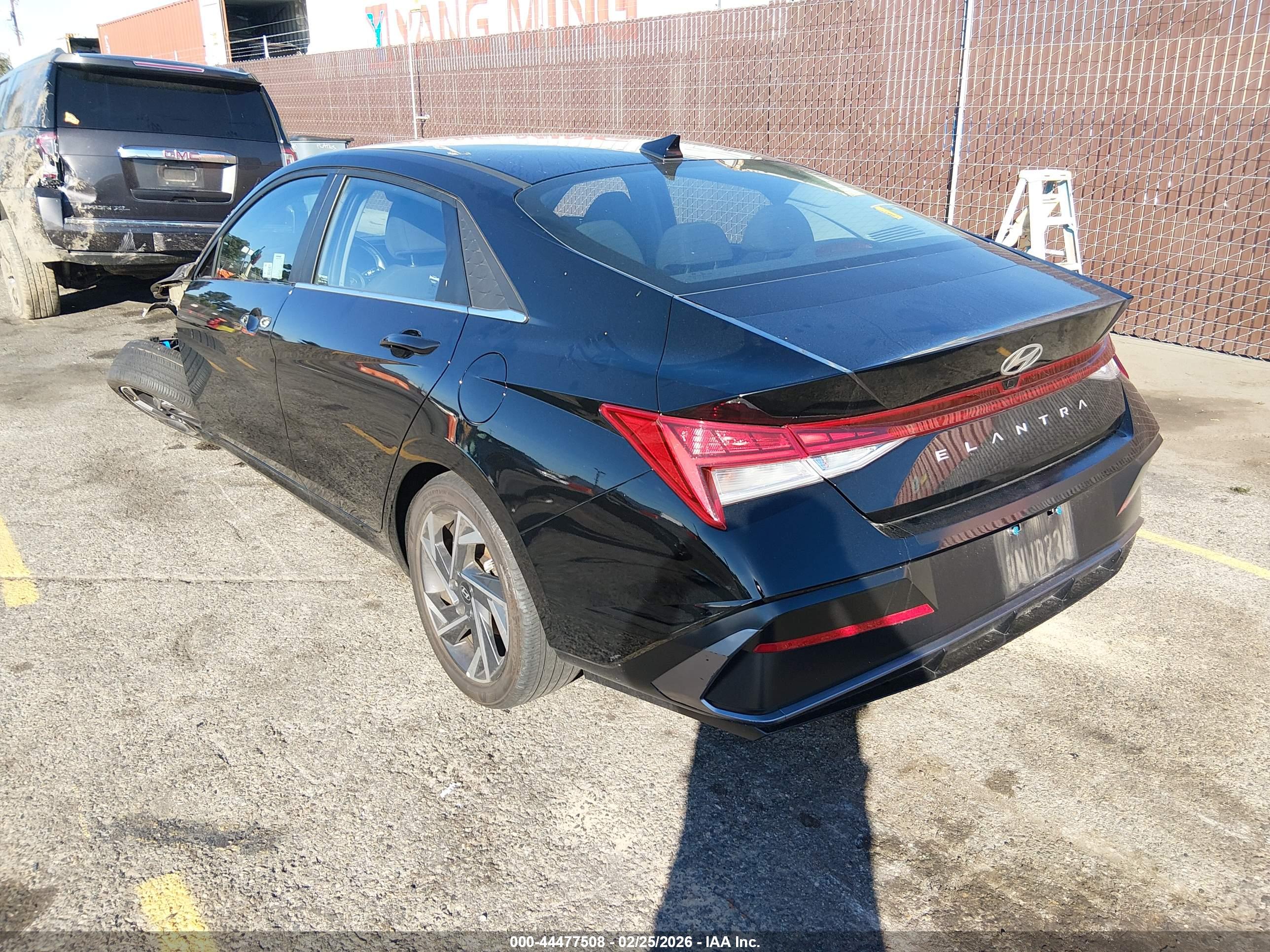 HYUNDAI ELANTRA image 3