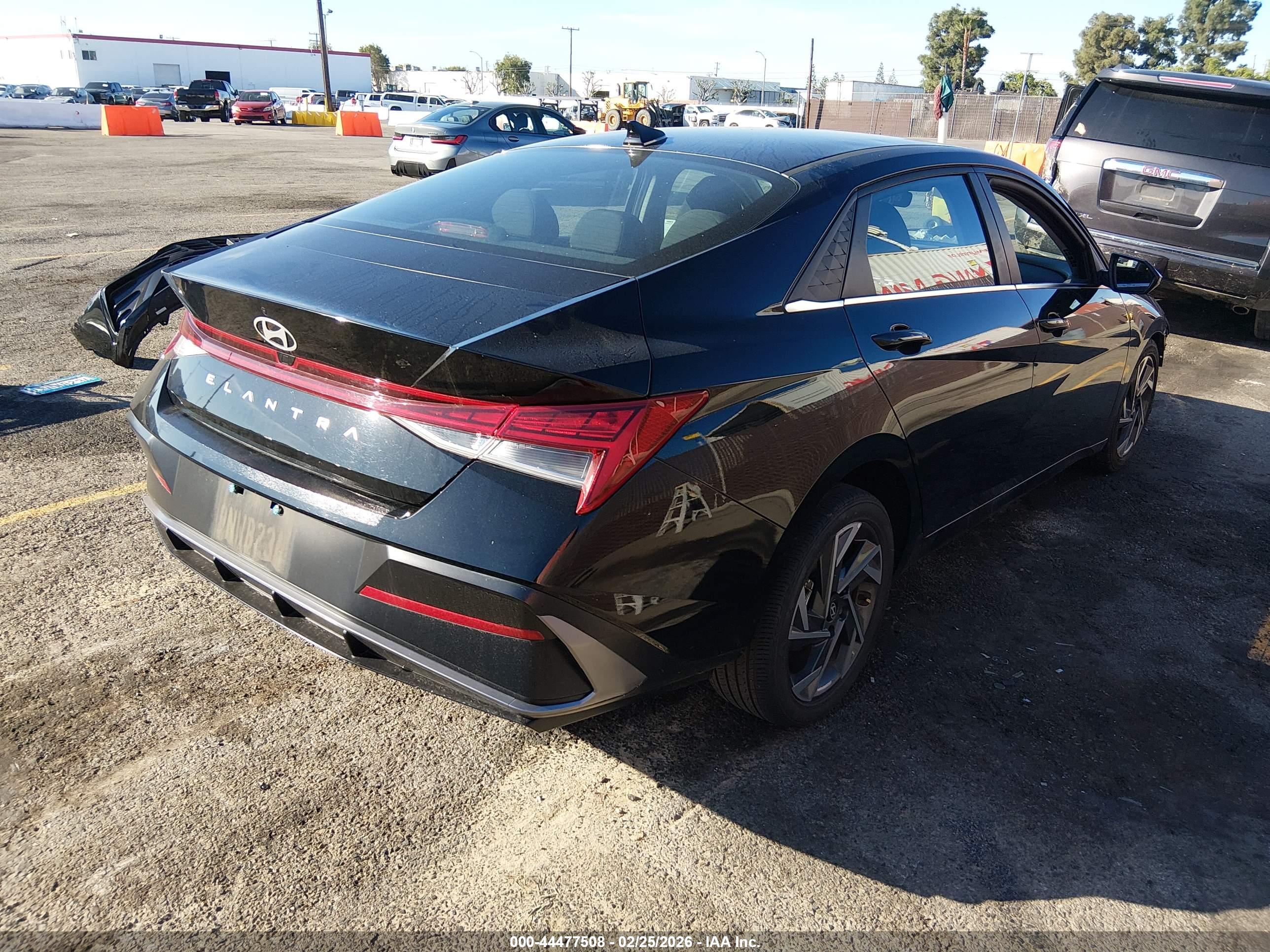 HYUNDAI ELANTRA image 4