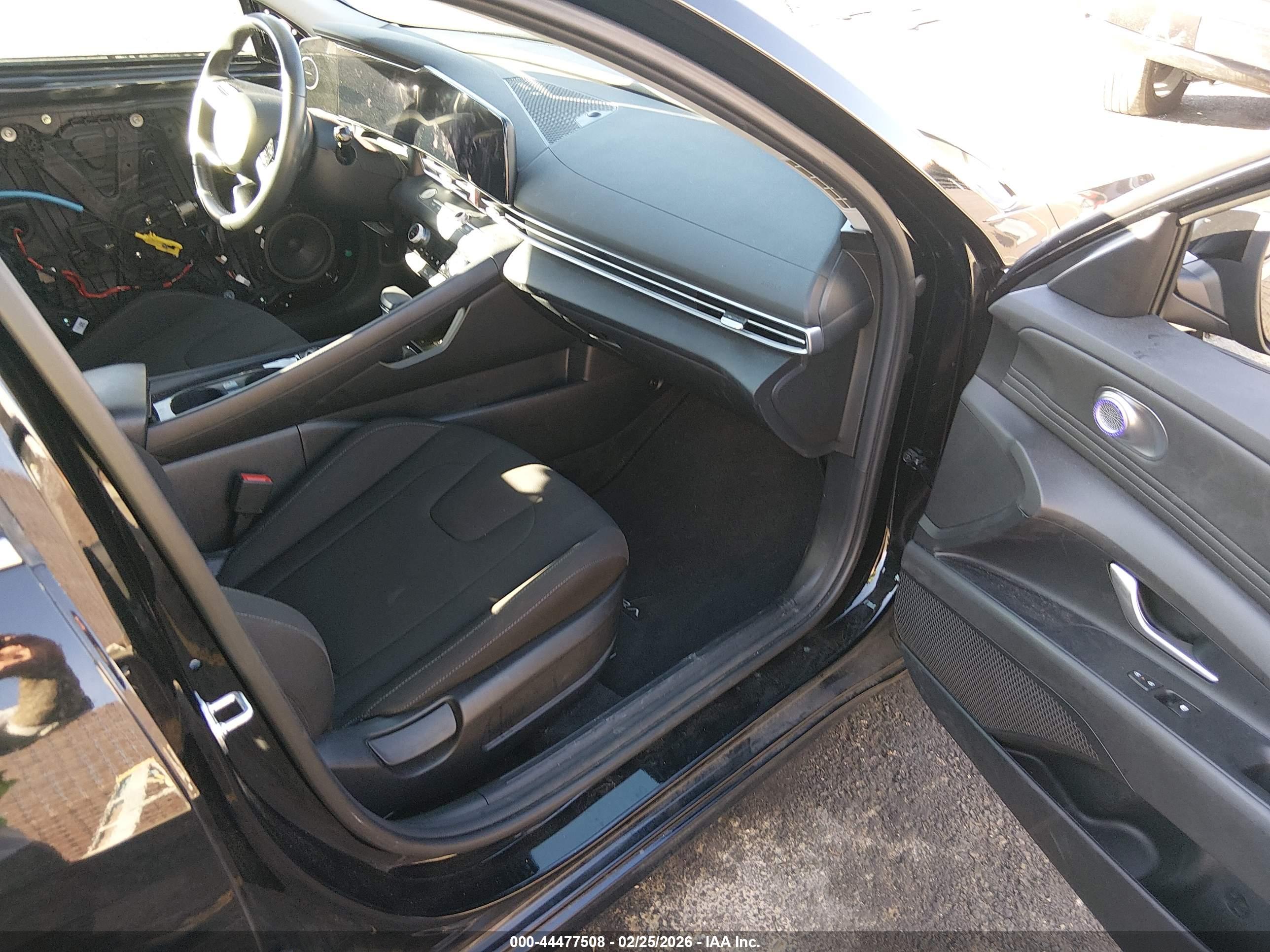 HYUNDAI ELANTRA image 5