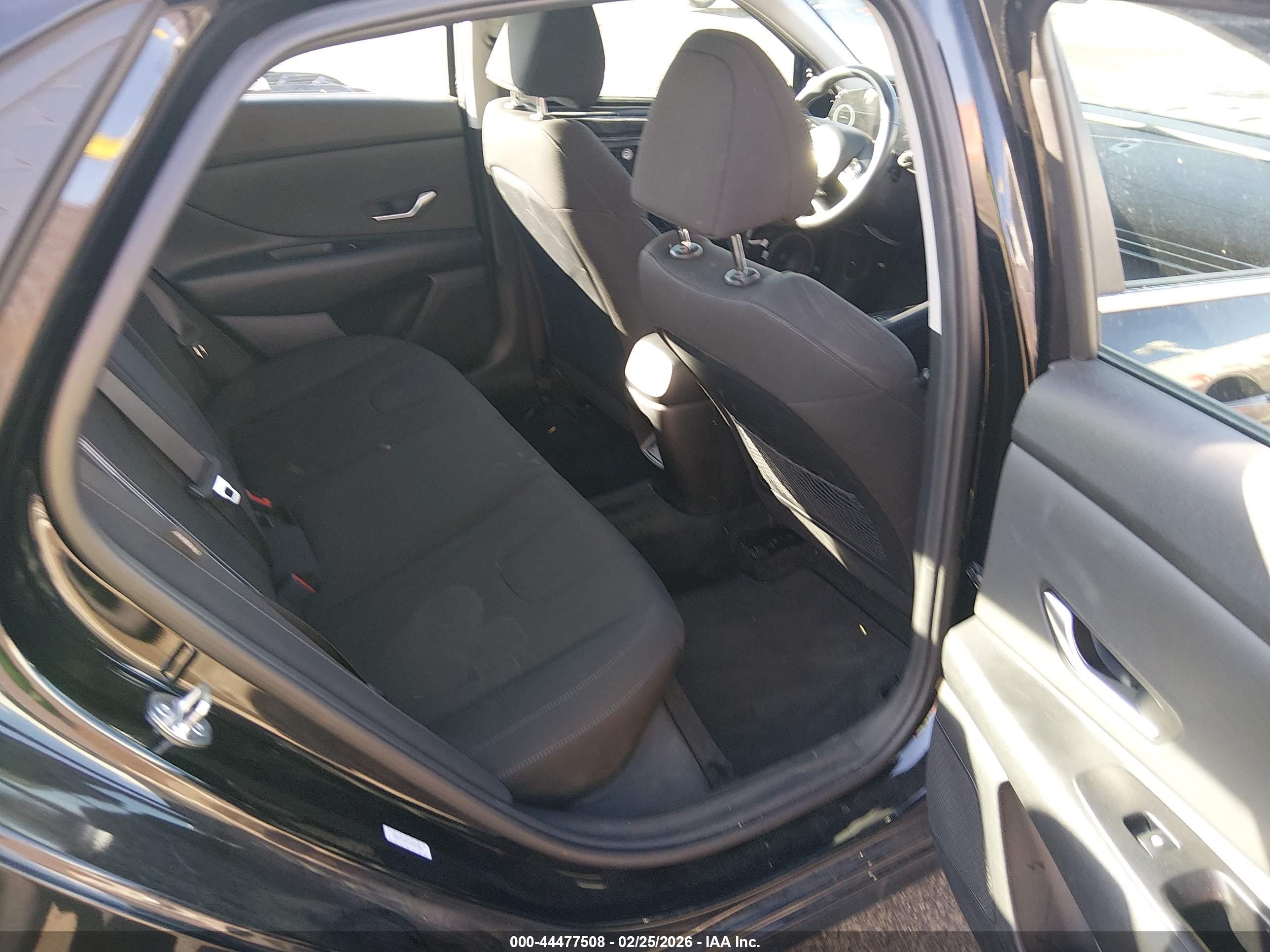 HYUNDAI ELANTRA image 8